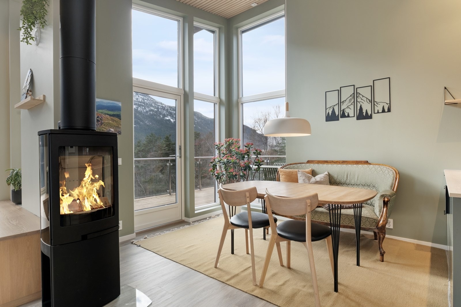 Kjøkenet har god plass til større eit spisebord ved vindauga, her er og innreia med dekorativ vedomn som varmar godt på kaldare dagar. Galleribilde