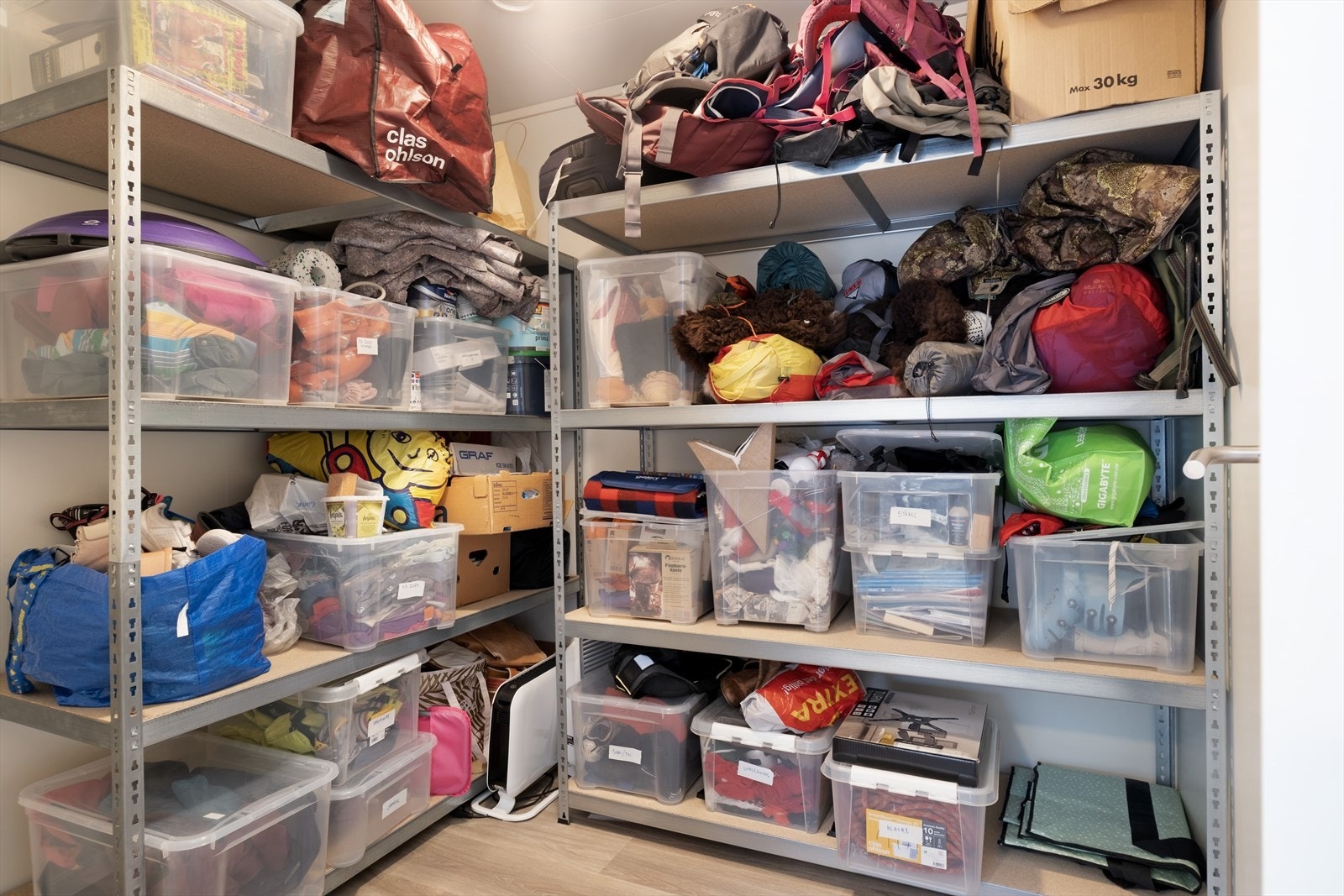 Praktisk innvendig bod i underetasjen med mykje god oppbevaringsplass. Galleribilde