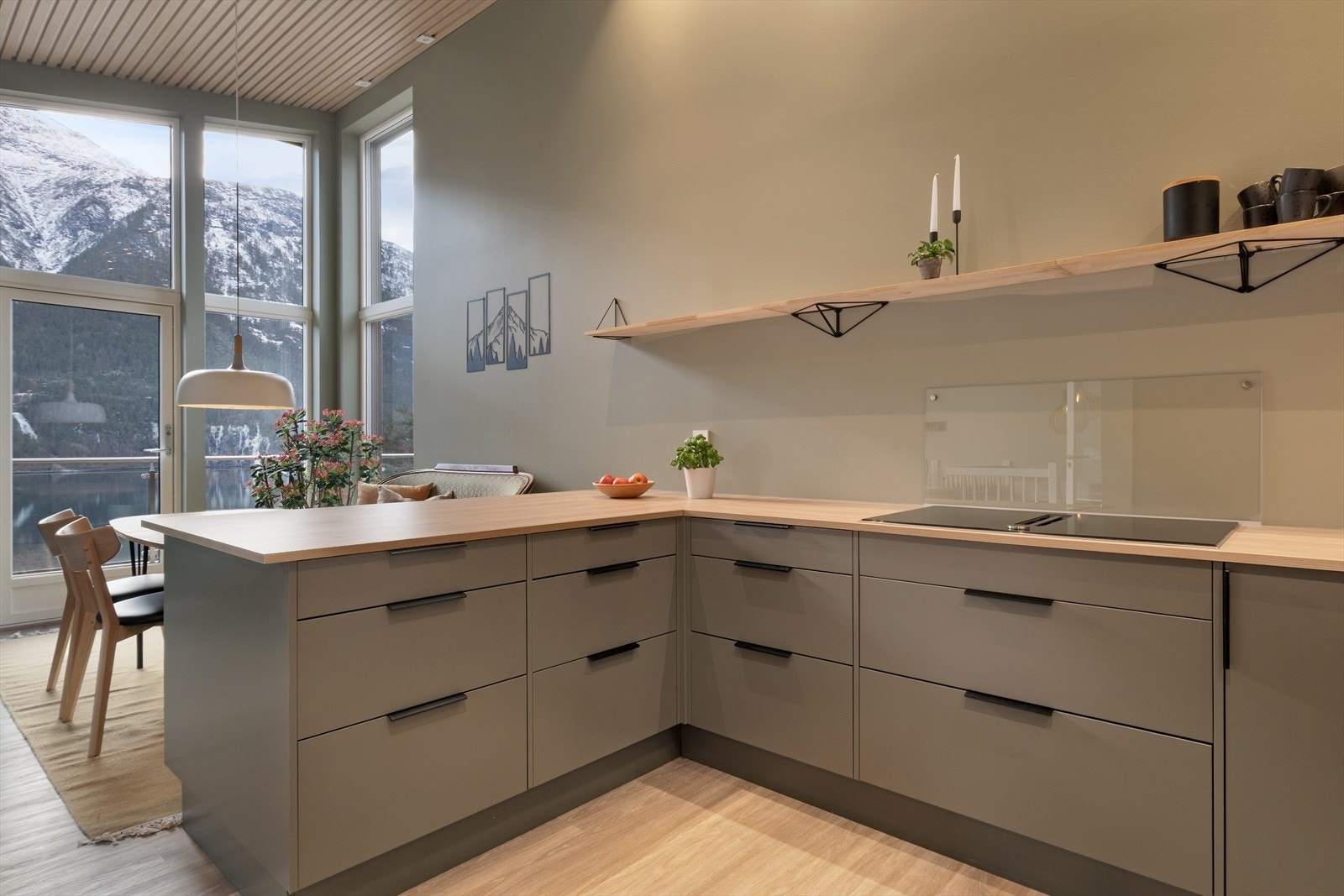 God skapplass og fine arbeidsflater gjer dette til ein triveleg stad å lage mat. Galleribilde