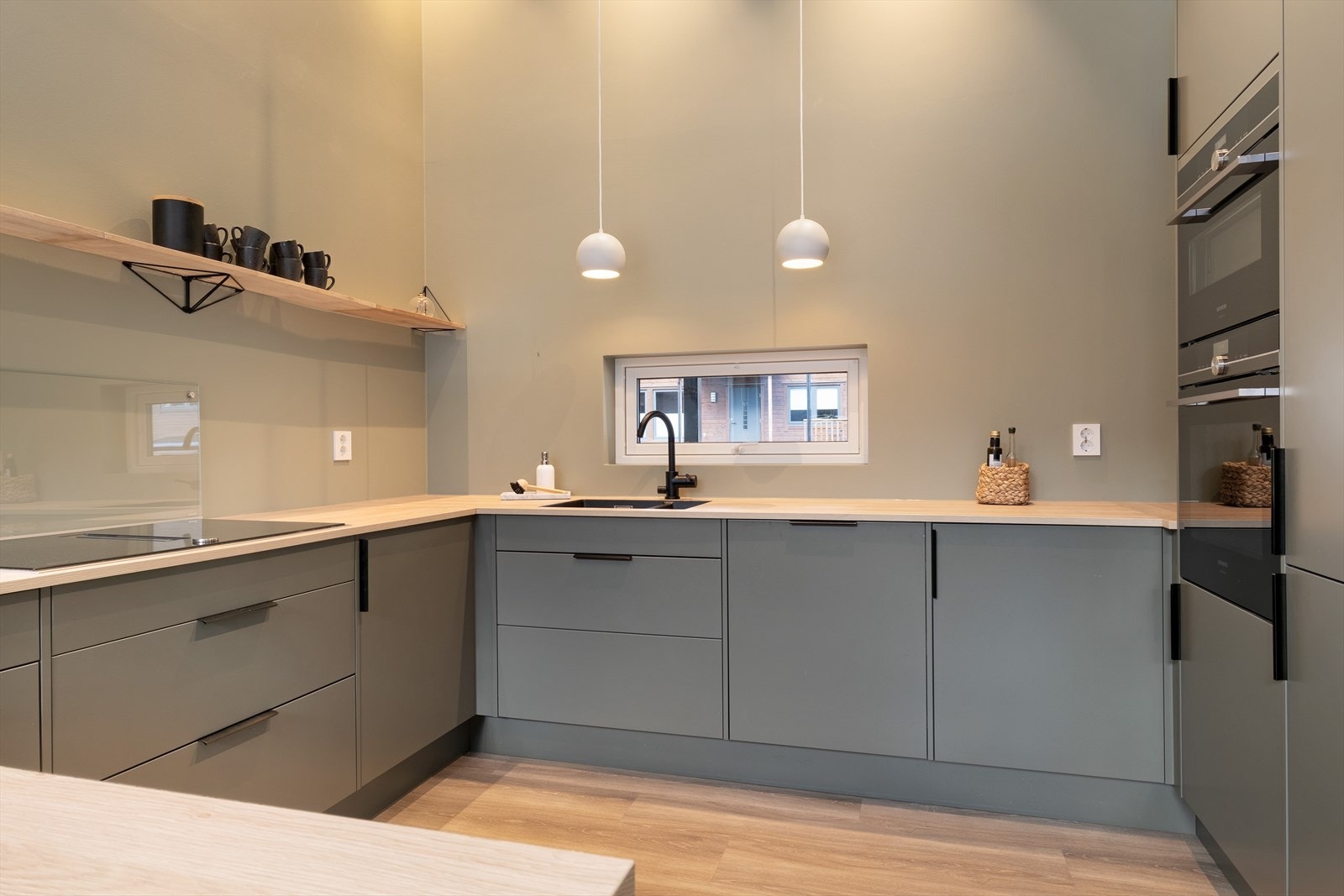 Kjøkenet er gjennomført med påkosta integrerte kvitevarer som oppvaskmaskin, kjøl/frys, steikeomn, kombiomn, samt koketopp med kullfilter. Galleribilde