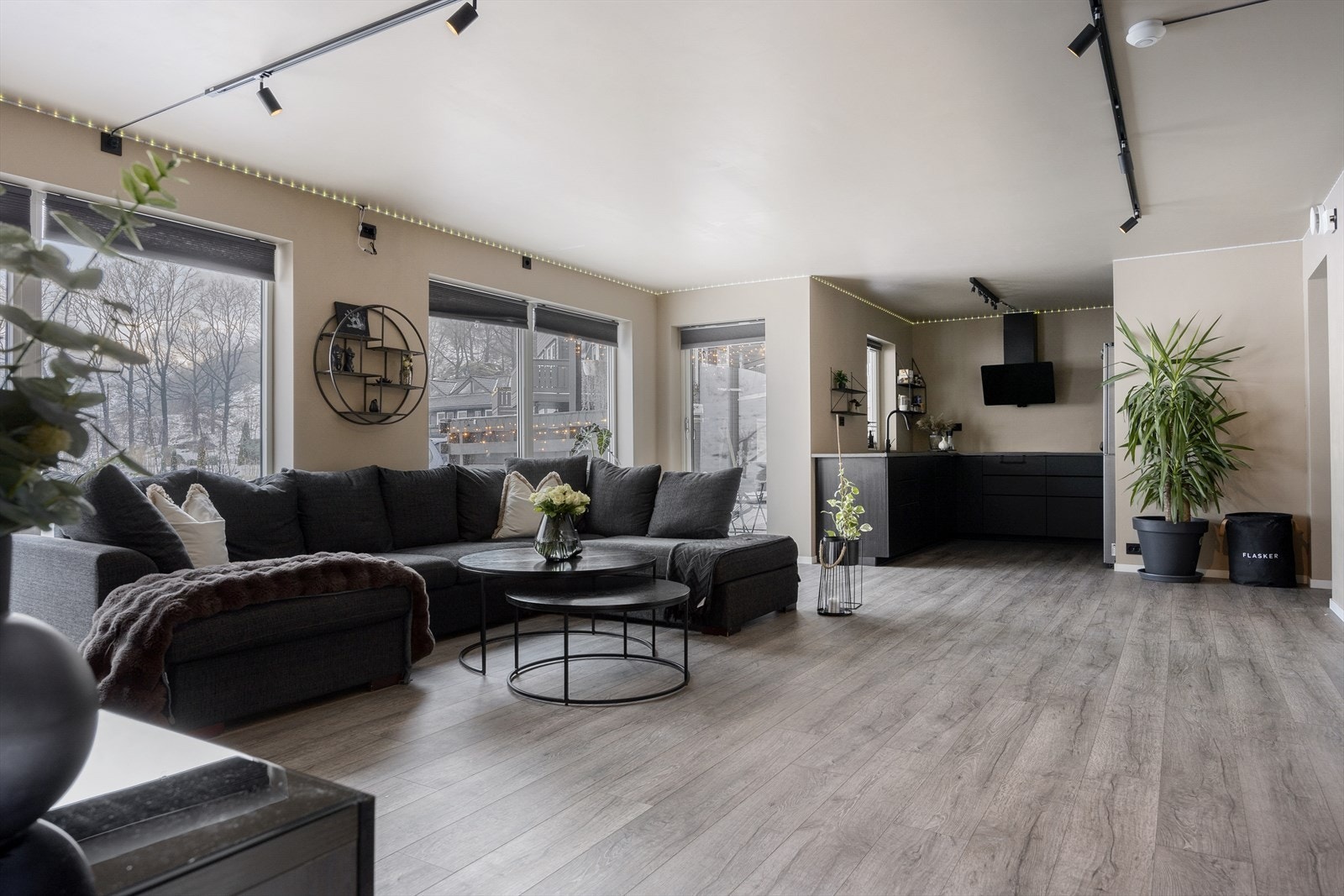 Stue/kjøkken i åpen løsning som gir en god utnyttelse av plassen og man har plass til både spisebord og flere sittegrupper. Galleribilde