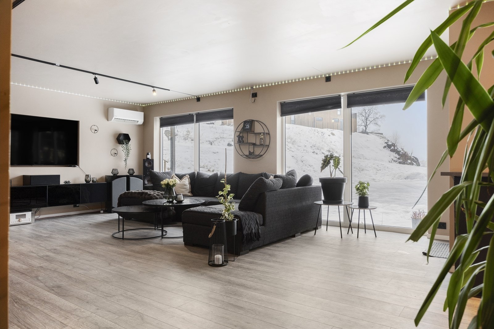 Stue med store vindusflater som gir mye naturlig lys. Galleribilde