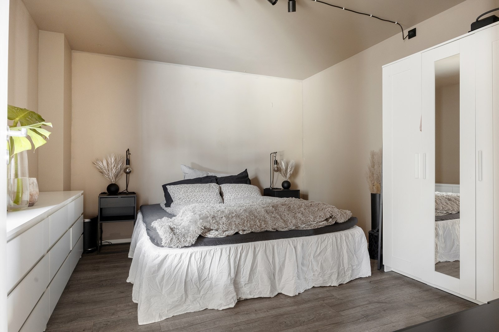 Stort soverom like ved inngangen hvor du har god plass til både dobbeltseng og garderobeskap. Galleribilde