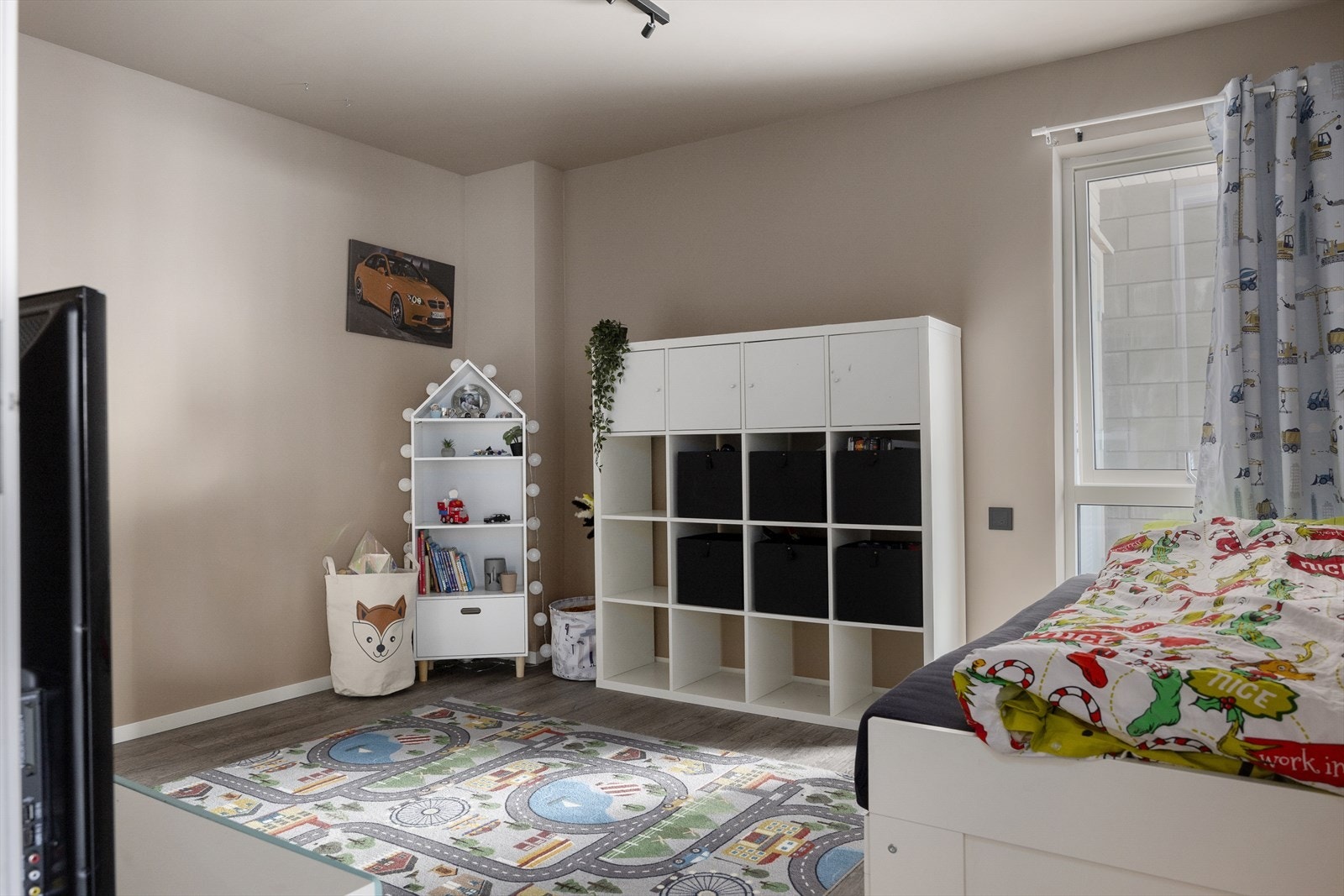 Det største soverommet har tilknyttet rom for walk-in garderobe - ideelt for deg som ønsker mye oppbevaringsplass. Galleribilde