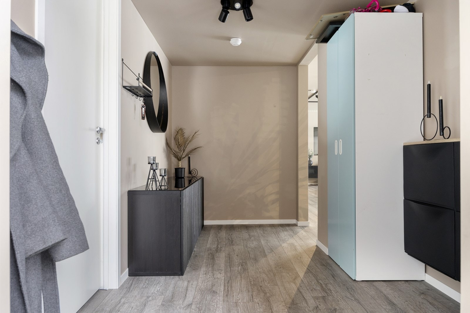 Man kommer inn i en romslig gang med god plass til både omkledning og oppbevaring. Galleribilde