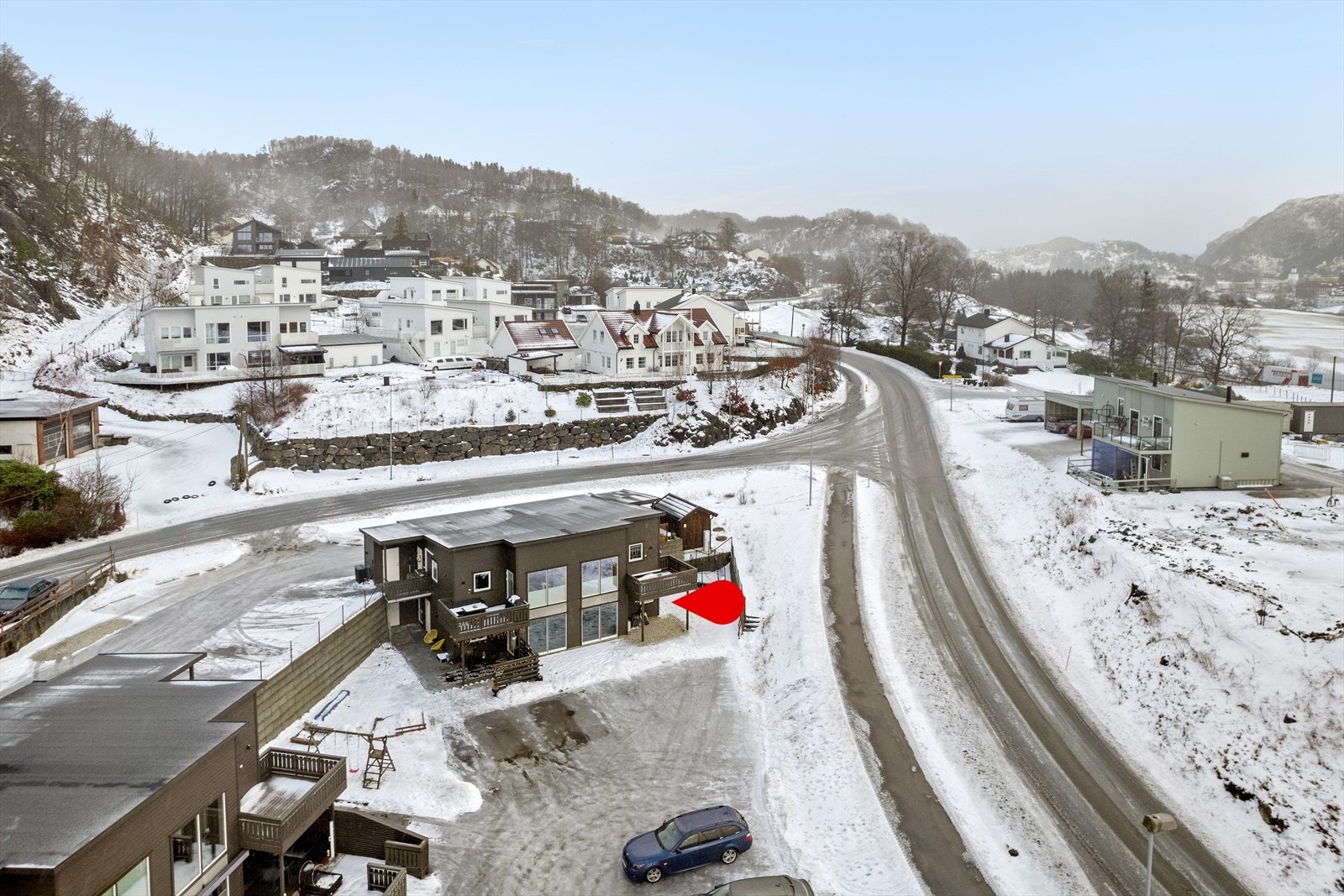 Boligen har en felleseiet tomt som er asfaltert for enkelt vedlikehold og brukervennlighet. Dette gir deg praktisk parkeringsplass på egen tomt, noe som gjør hverdagen mer bekvem. Galleribilde