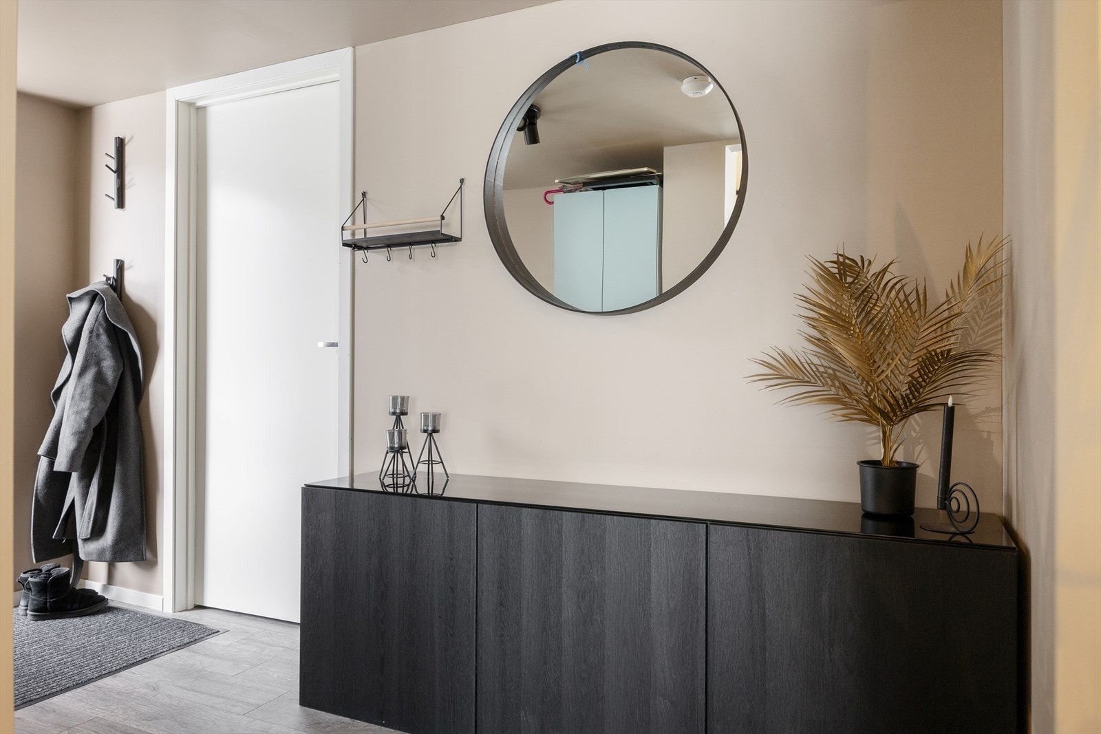 Man kommer inn i en romslig gang med god plass til både omkledning og oppbevaring. Galleribilde