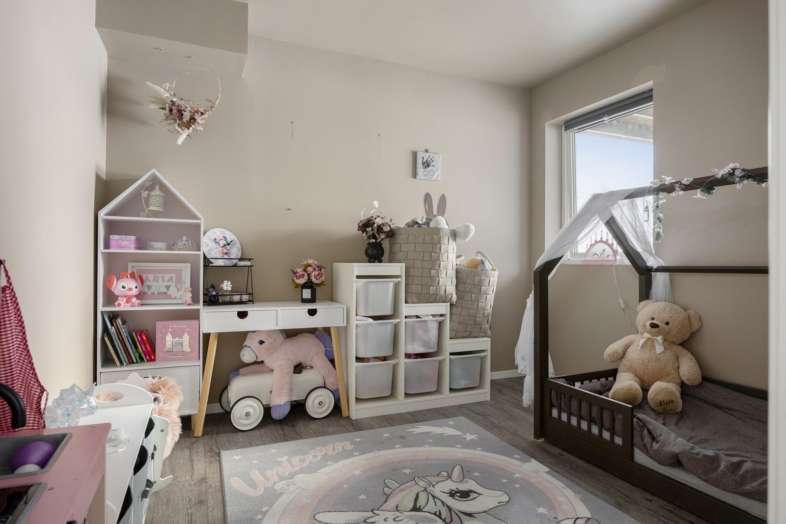 Lyst og romslig soverom som lett kan tilpasses dine behov. Galleribilde