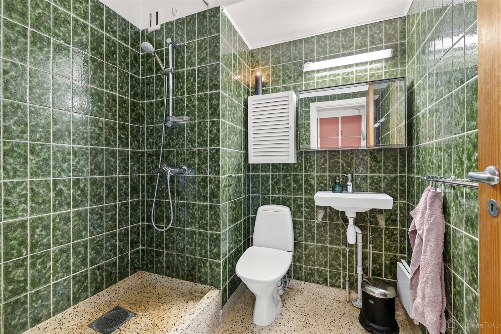 Baderommet har i dag grønne fliser på vegger med terrazzo gulv. Galleribilde