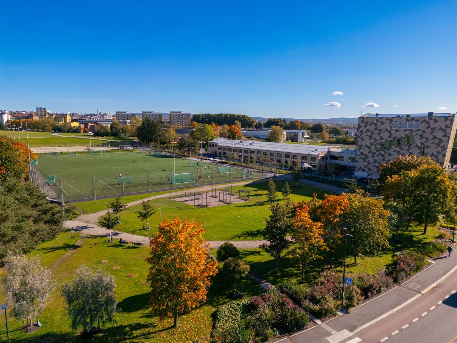 Voldsløkka med sine 8 sandvolleyballbaner, 2 kunstgressbaner, 3 tennisbaner, basketballbane, idrettshall, skatehall og stor åpen gresslette. Her er det også skøyteis og oppkjørte skispor om vinteren. Galleribilde