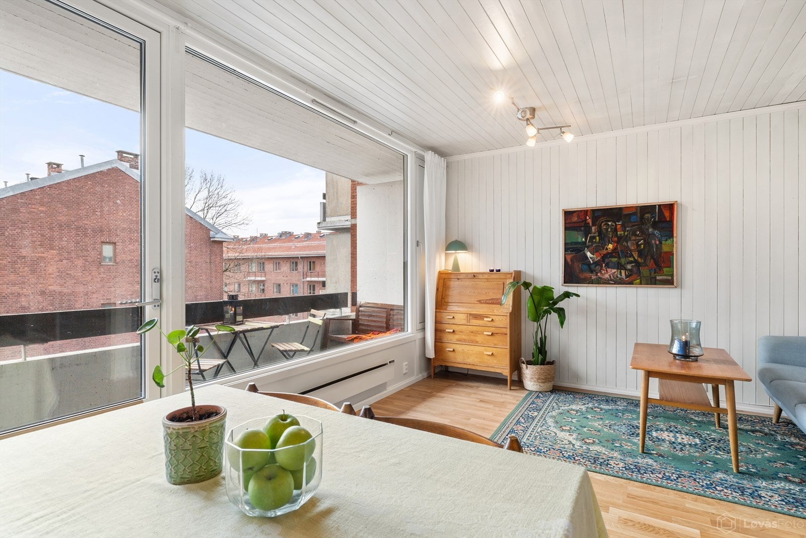 Boligens stue er et pent rom som får rikelig med lysinnslipp fra store vindusflater. Galleribilde