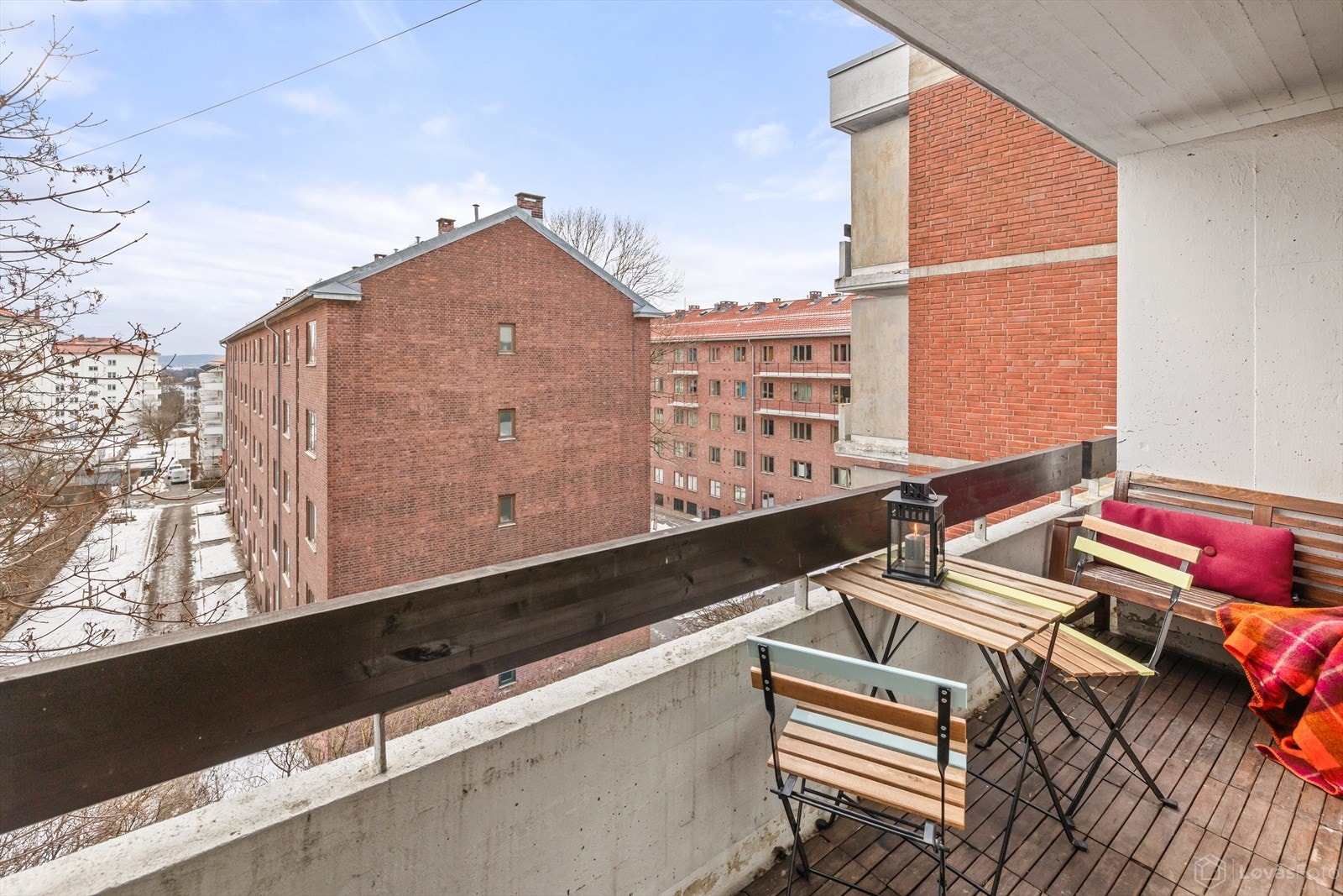 Fra stuen er det adkomst til en sydvestvendt balkong på ca. 6 m². Galleribilde