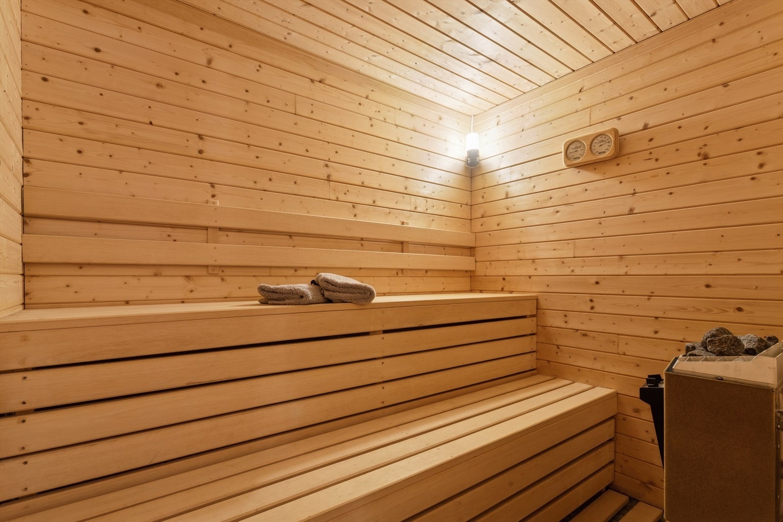 Egen badstue med panel, trebenker og en badstuovn fra 1992. Badstuen er ikke godkjent, se punkt "ferdigattest" for mer informasjon. Galleribilde