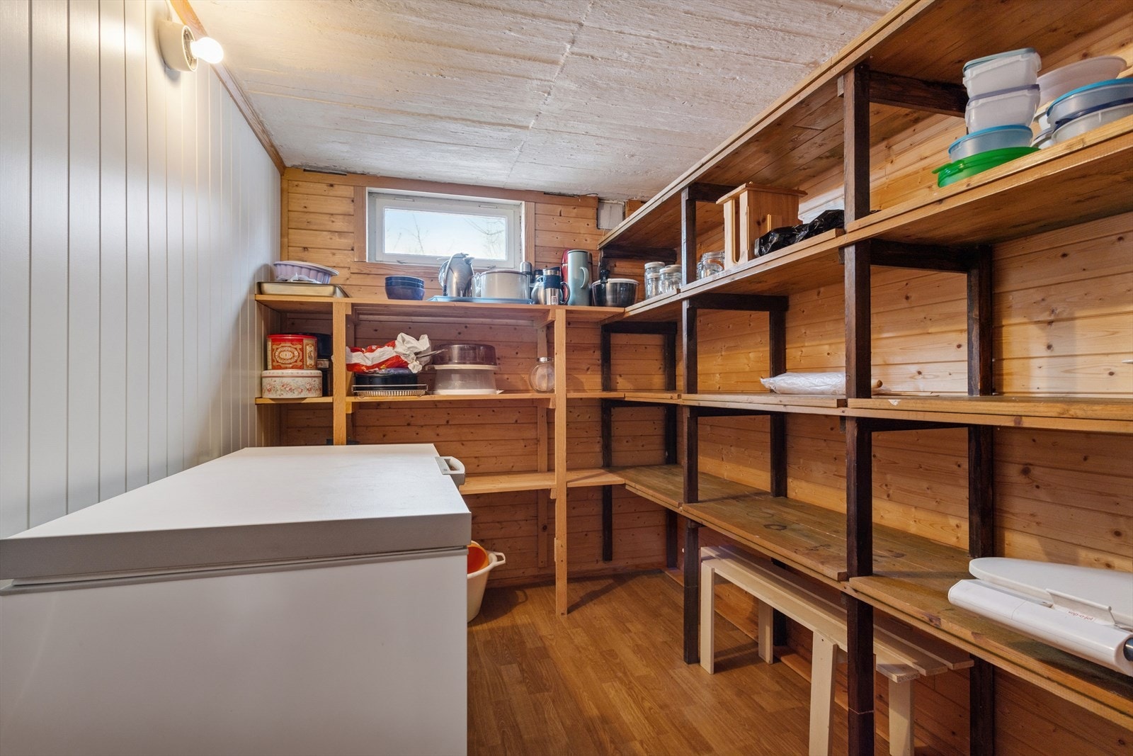 Et eget kjølerom med plassbygde hyller gir optimale lagringsforhold for matvarer. Galleribilde