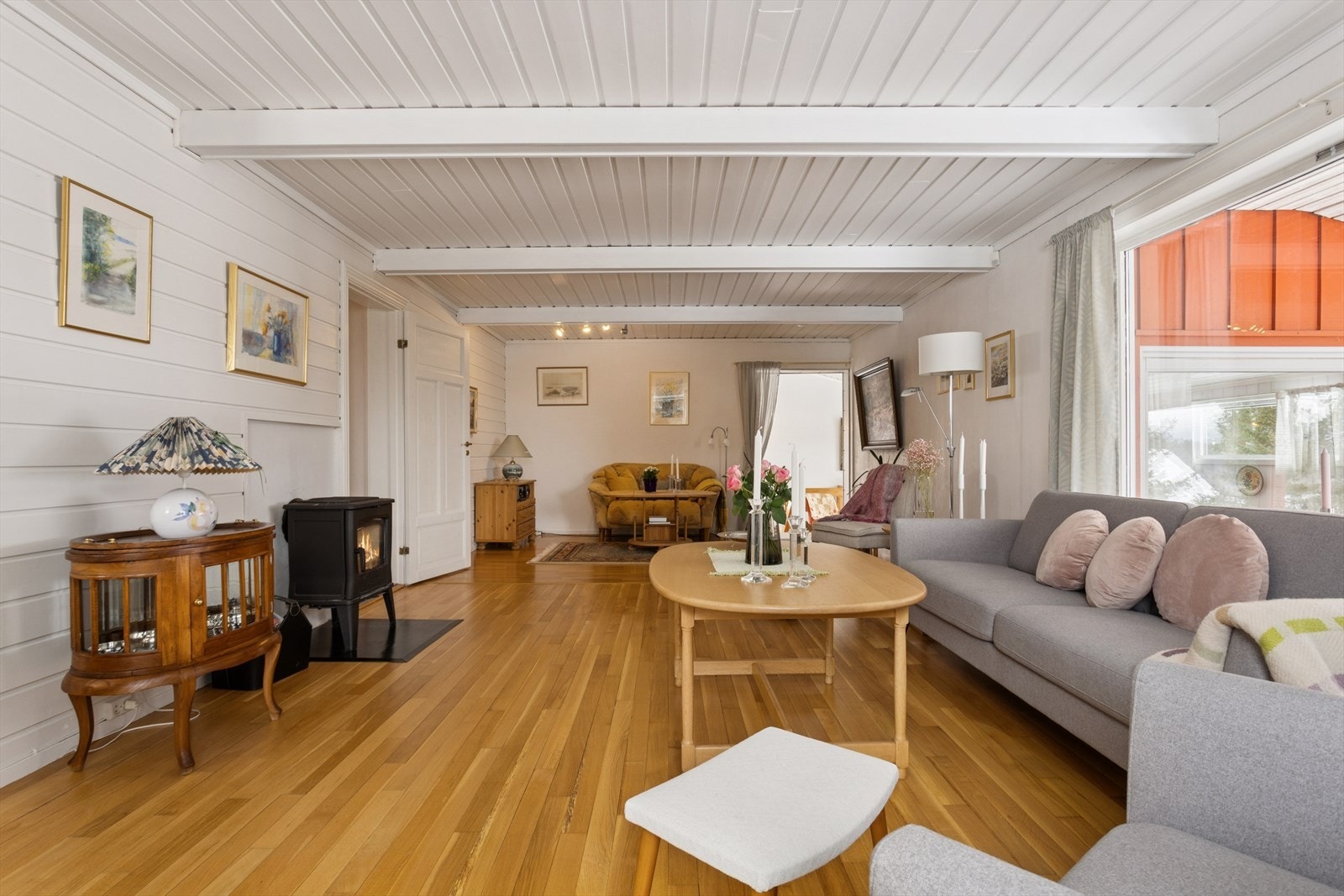 Stuen har god plass til flere sittegrupper. Galleribilde