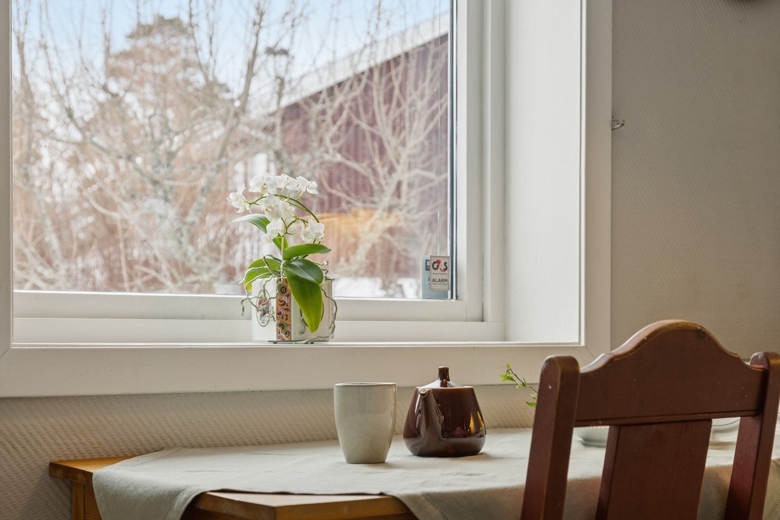 Ved kjøkkenvinduet er det en hyggelig spiseplass for frokosten. Galleribilde