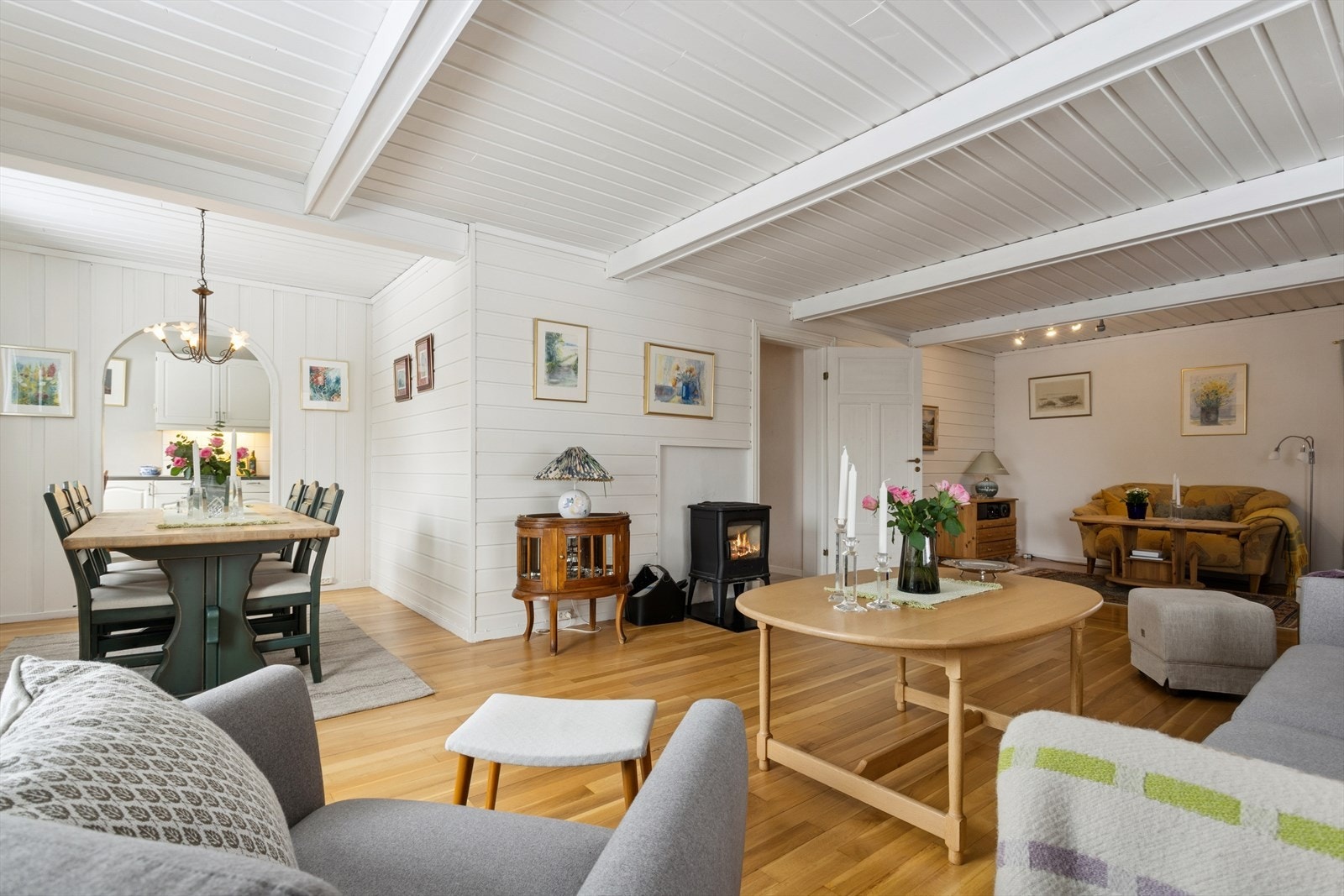 I tilknytning til stuen er det en naturlig plass for en spisegruppe. Galleribilde