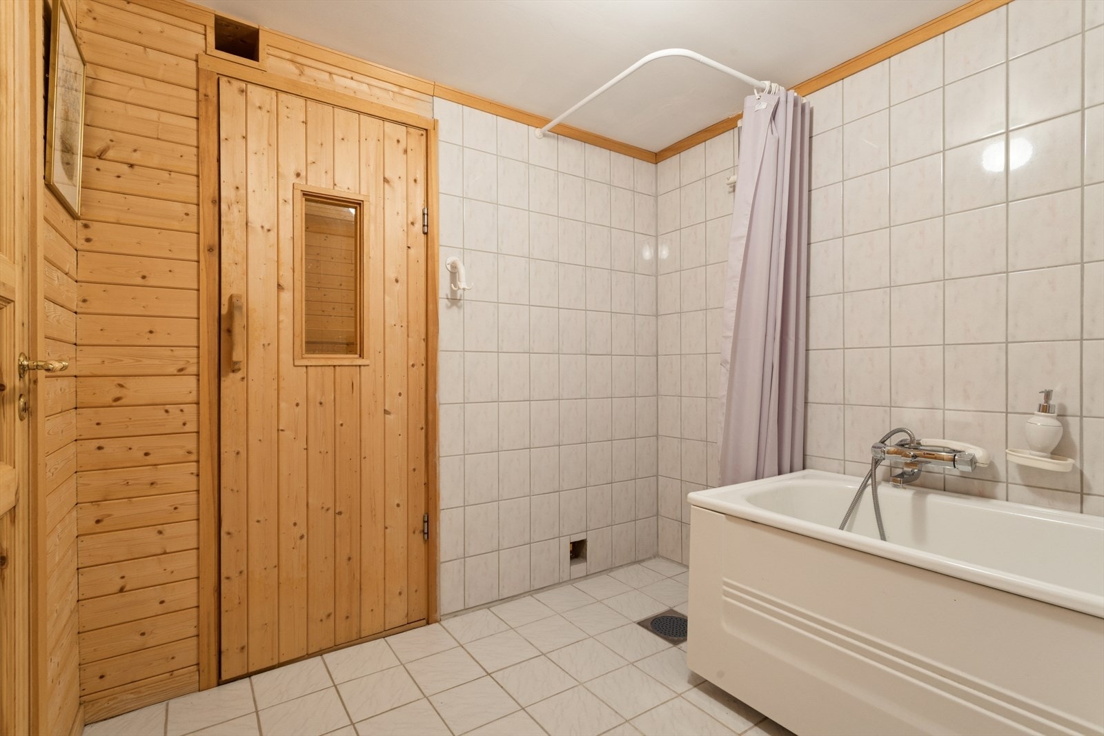 Fra badet i kjelleren er det direkte adkomst til boligens badstue. Galleribilde