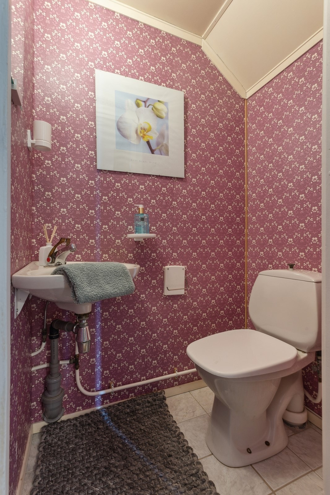 Et separat toalettrom i kjelleren fra 1976, utstyrt med servant og toalett. Galleribilde