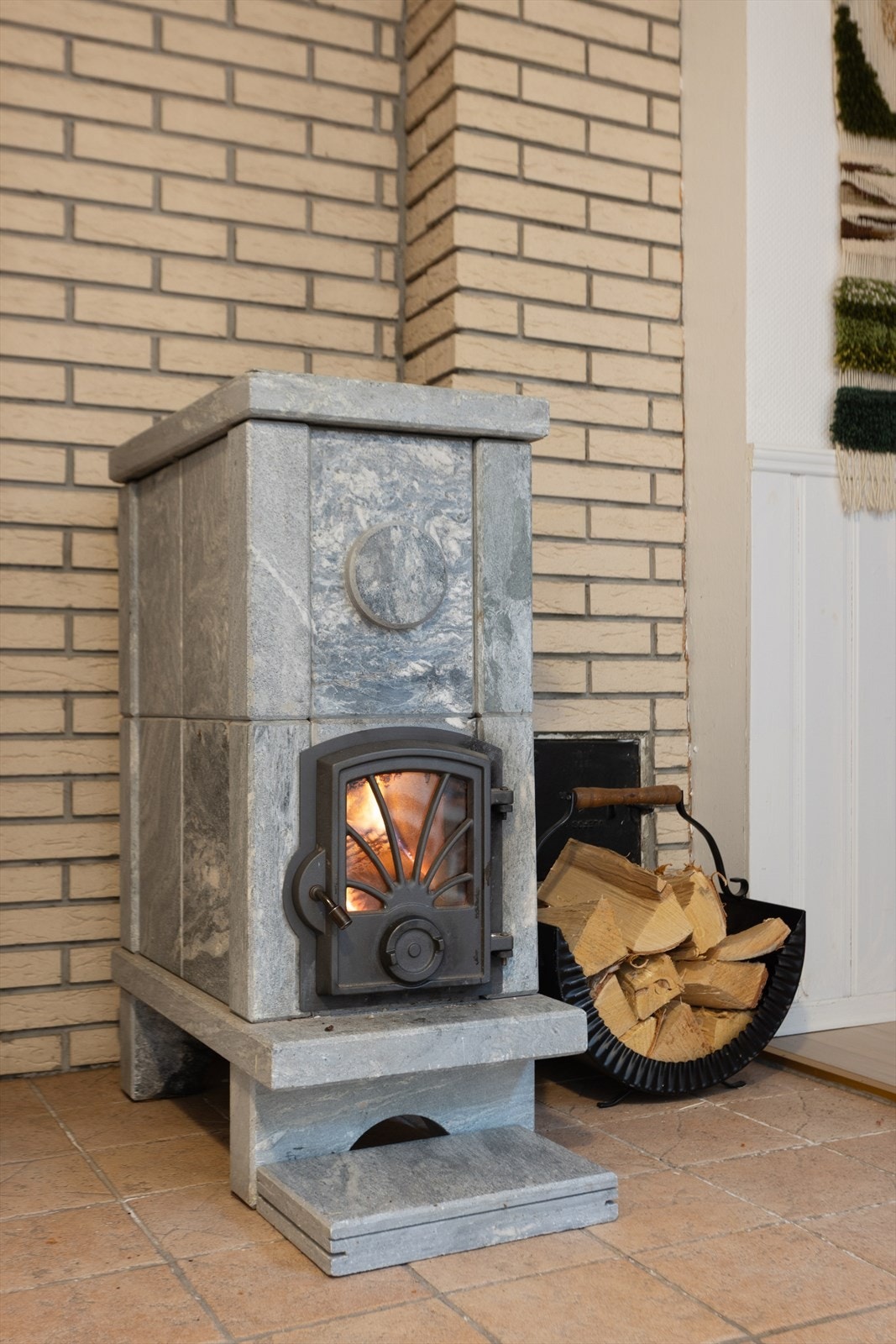 Klebersteinsovnen i kjelleren er både et effektivt og pent element i trapperommet. Galleribilde