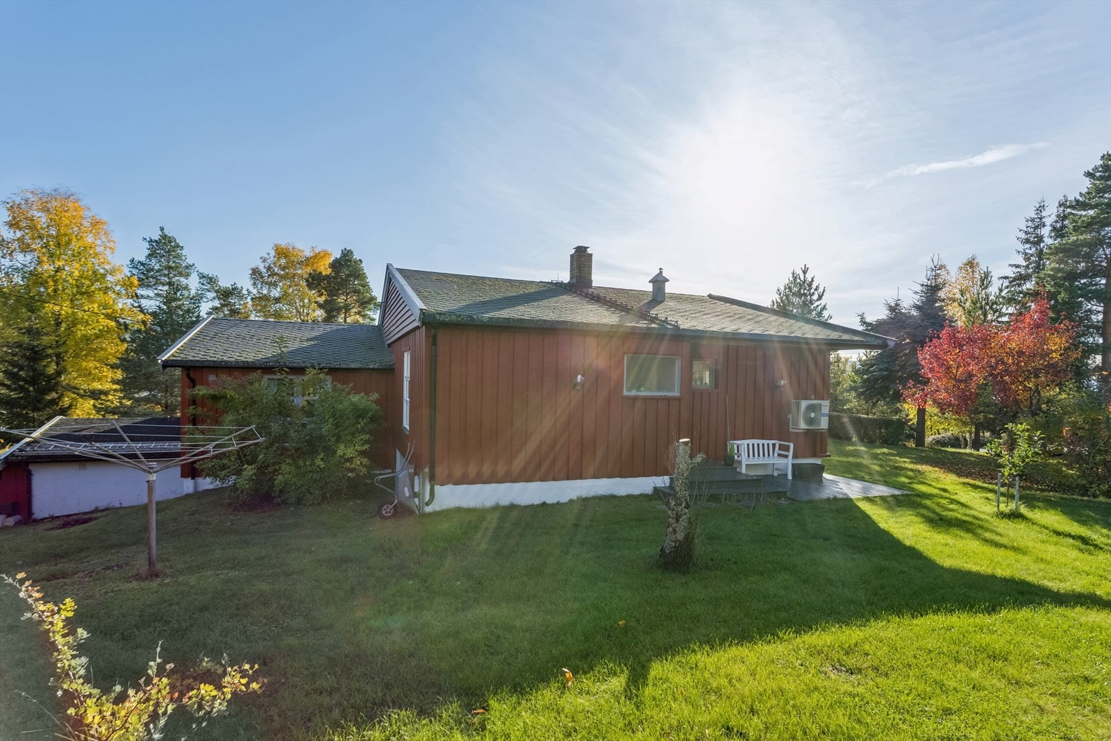 Boligen ligger attraktivt til i et veletablert og rolig boligområde i Øvre Steinsåsen. Galleribilde