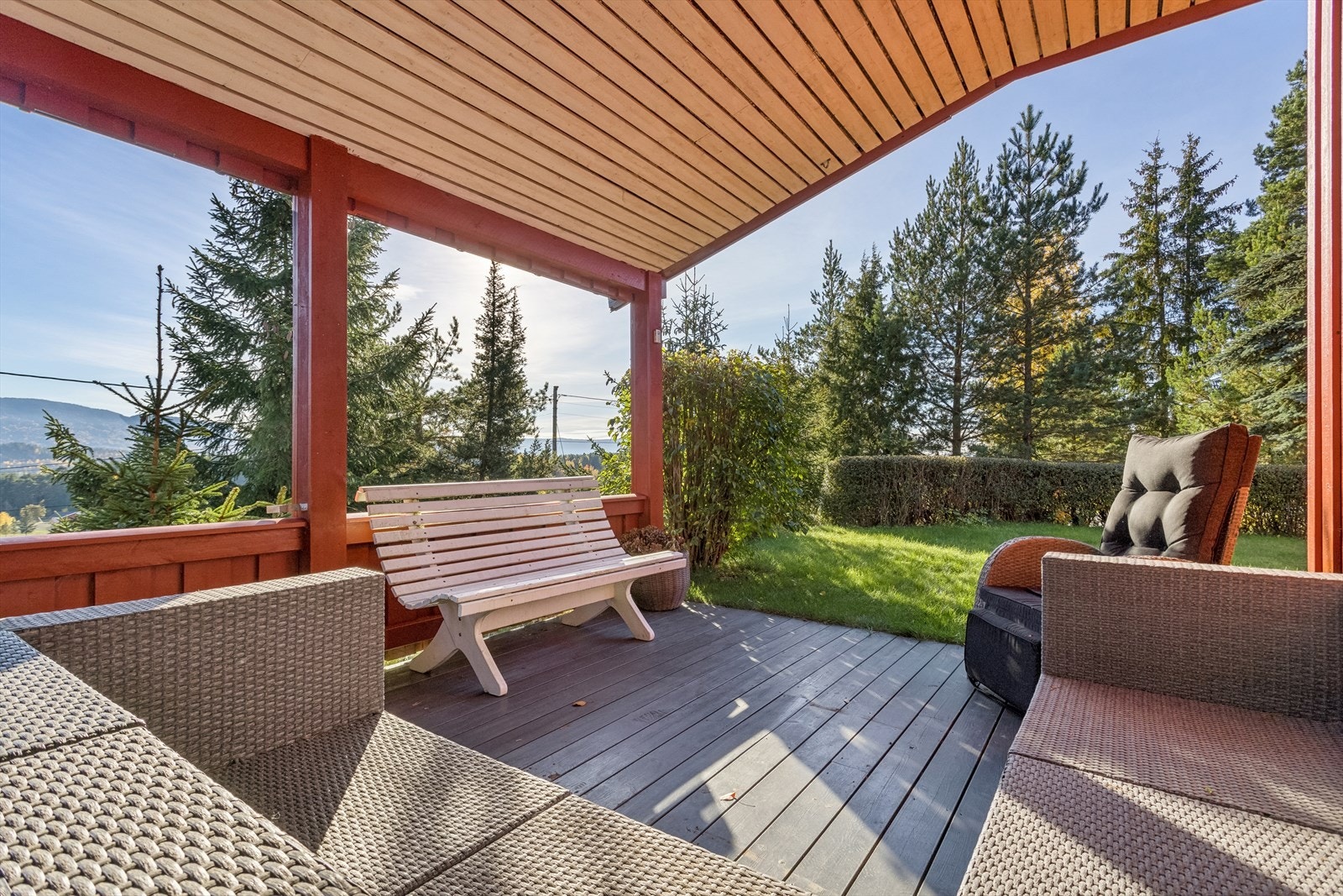 Fra terrassene kan du nyte gode solforhold og utsikt over nærområdet. Galleribilde