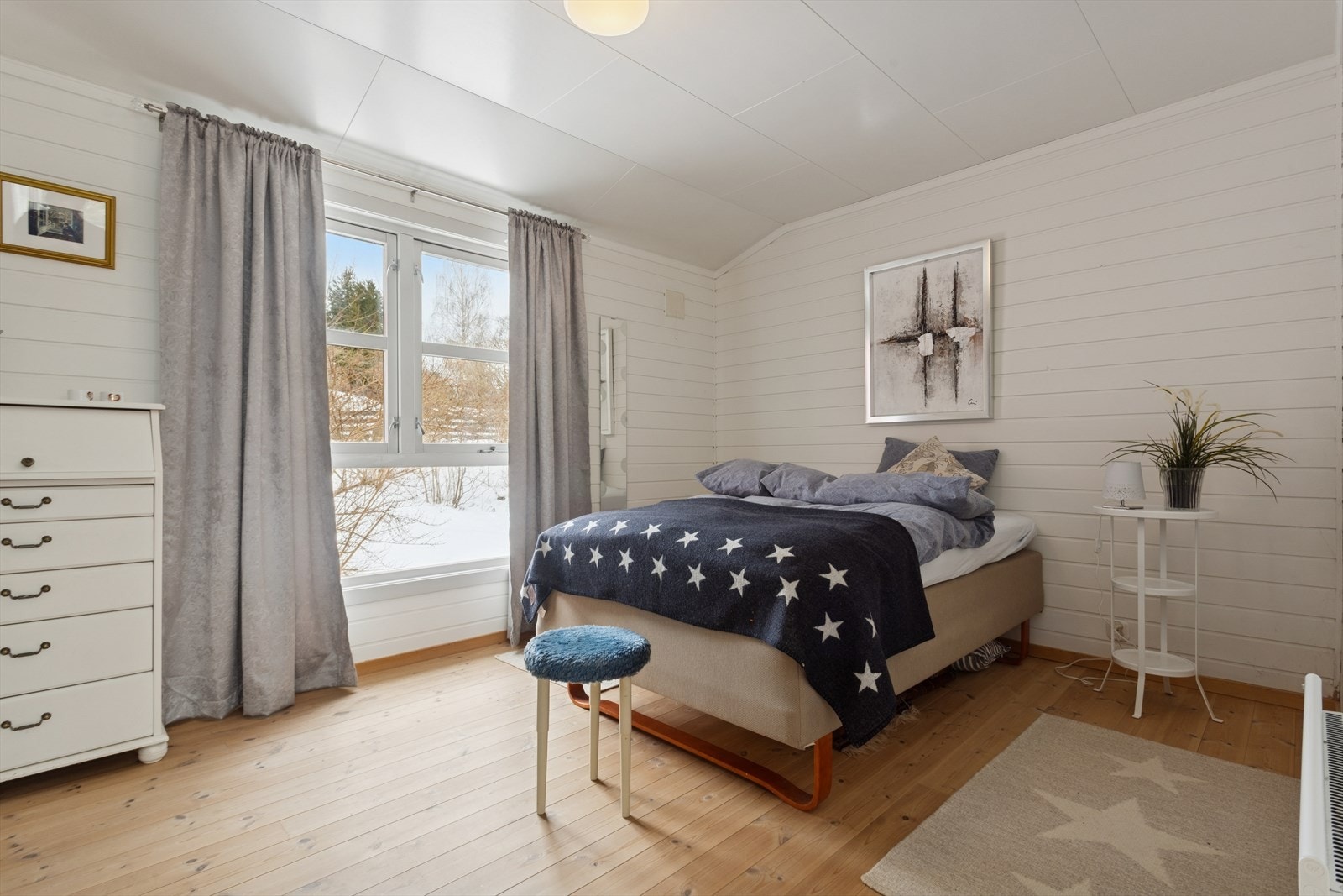 Hovedetasjen inneholder to romslige soverom med gode lysforhold. Galleribilde