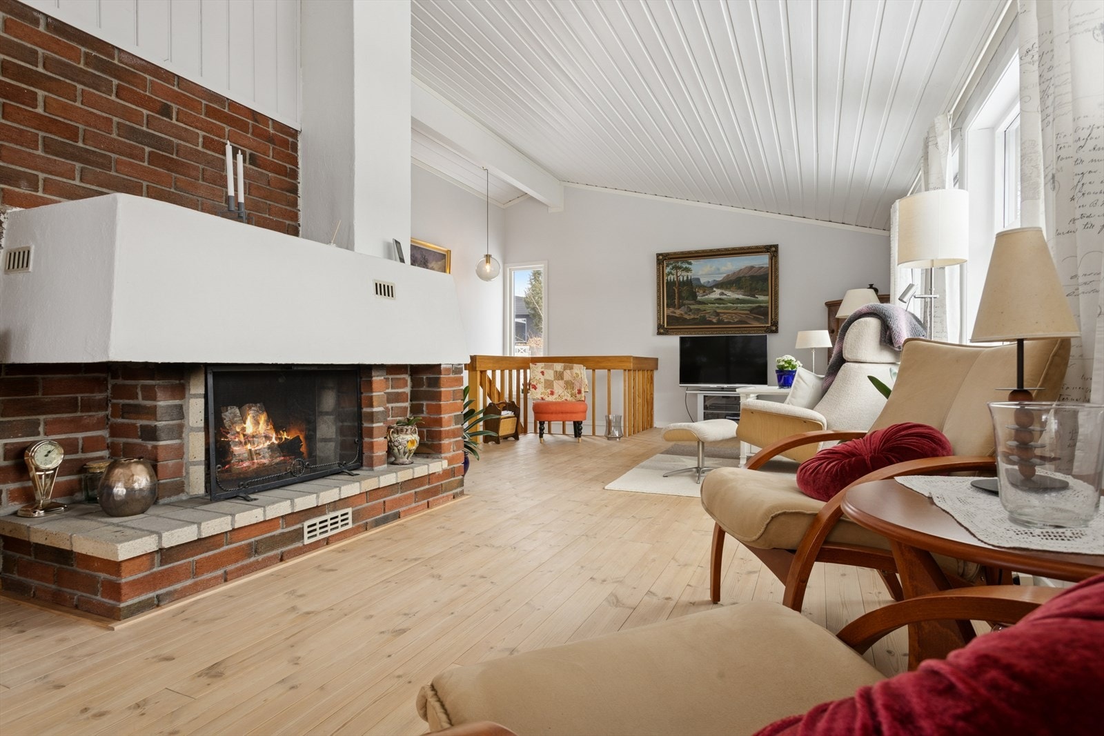 Boligen har to stuer som gir fleksibilitet og ulike soner for familielivet. Galleribilde