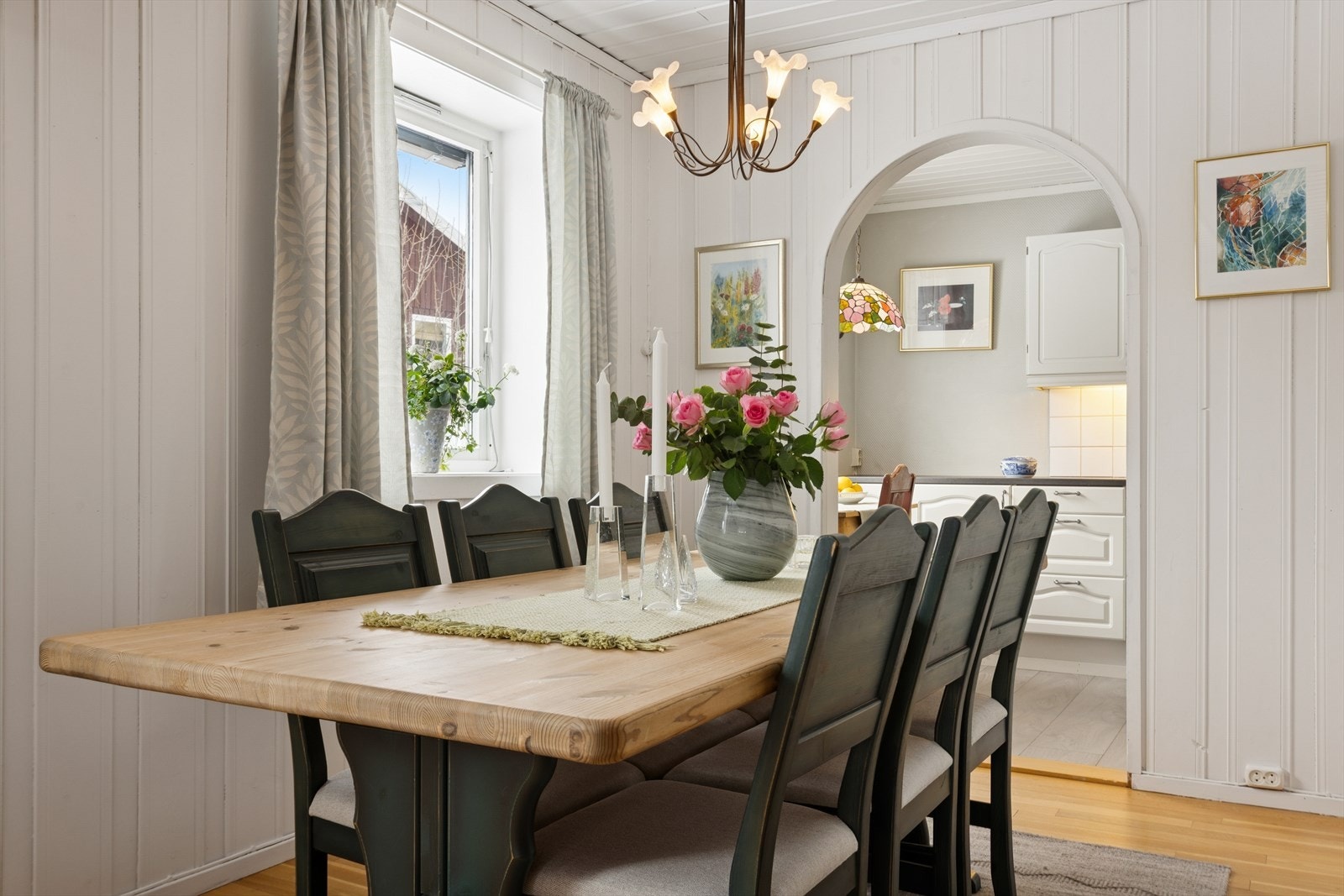 Fra spisestuen er det en åpen buegang som leder inn til kjøkkenet. Galleribilde