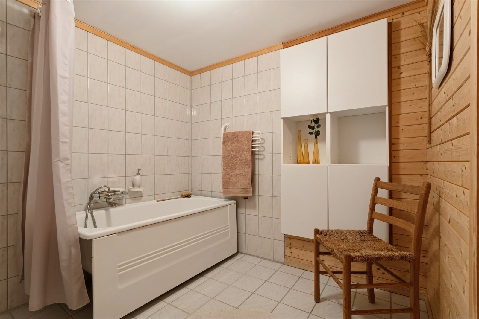 Badet i kjelleren er utstyrt med badekar med dusjopplegg og har fliser på gulvet. Badet i kjeller er ikke godkjent, se punkt "ferdigattest" for mer informasjon. Galleribilde