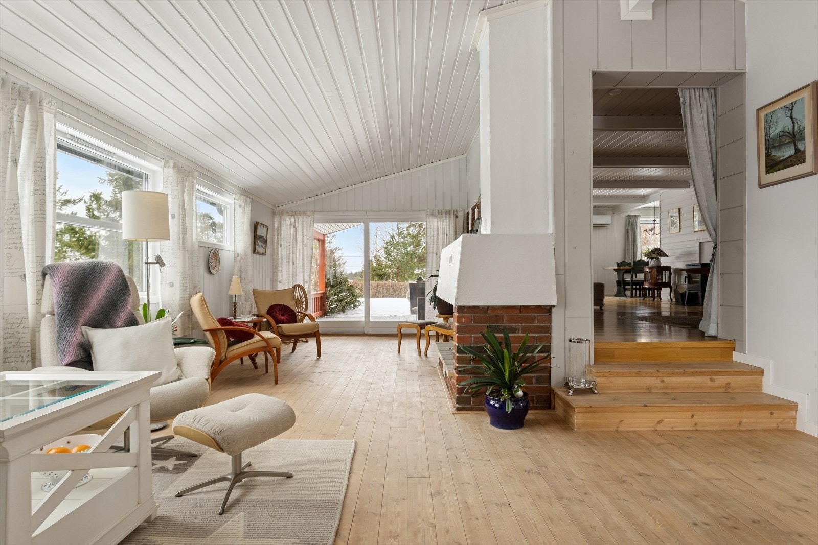 Den utvidede stuen har en generøs skråhimling som strekker seg opp mot 3,20 meter. Galleribilde