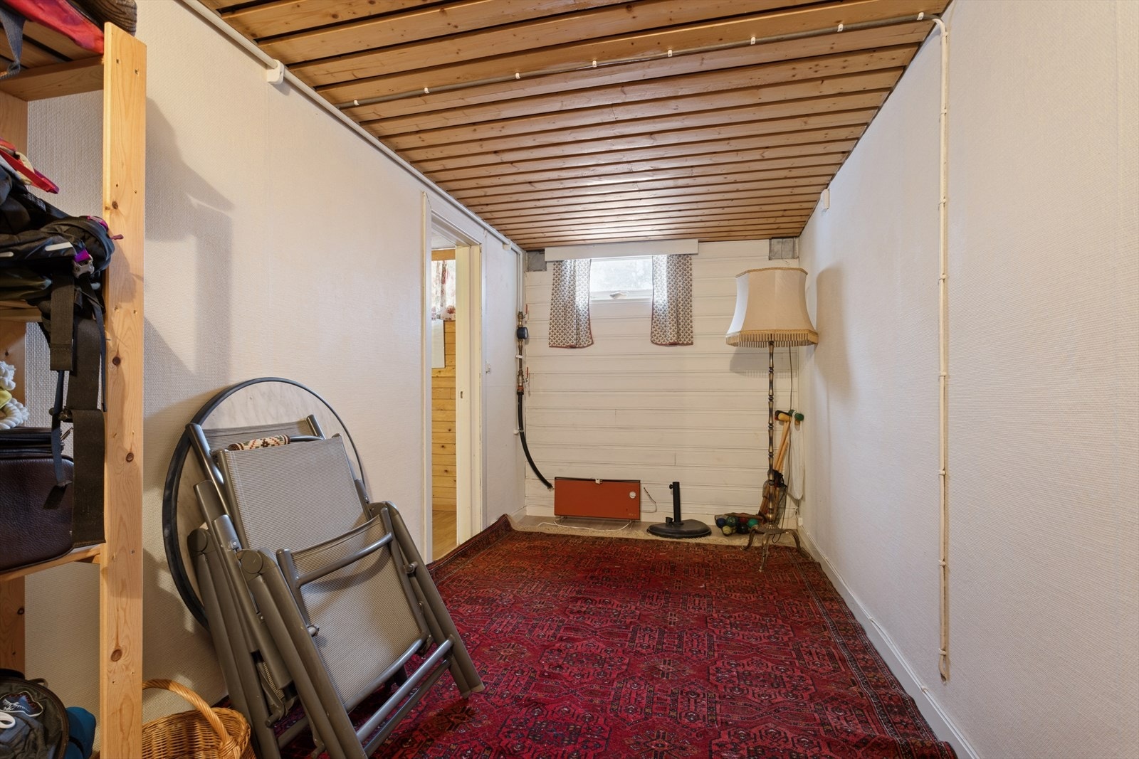 Boligen har rikelig med lagringsplass i flere boder i kjelleren. Galleribilde