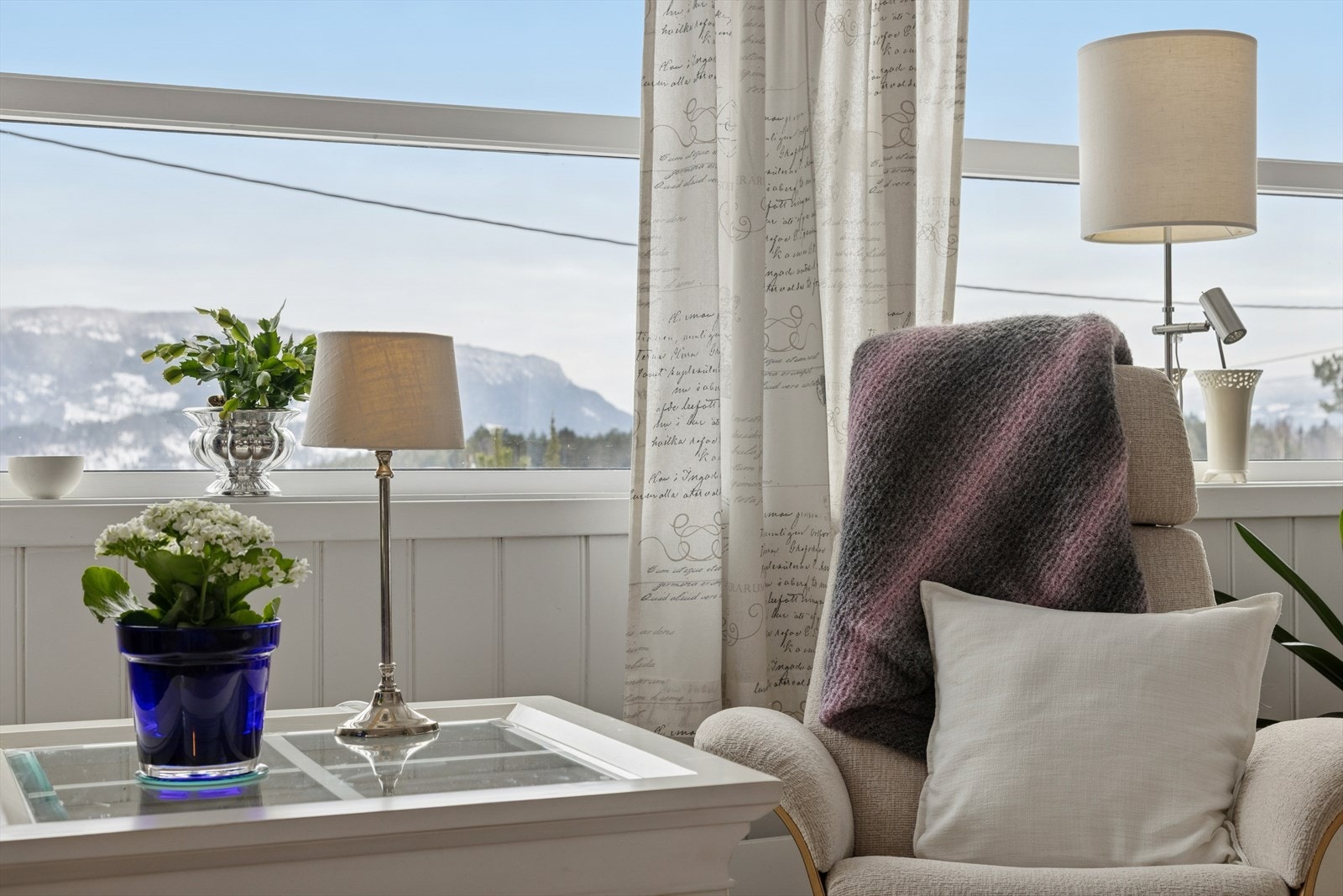 Store vindusflater gir gode lysforhold og rammer inn utsikten. Galleribilde