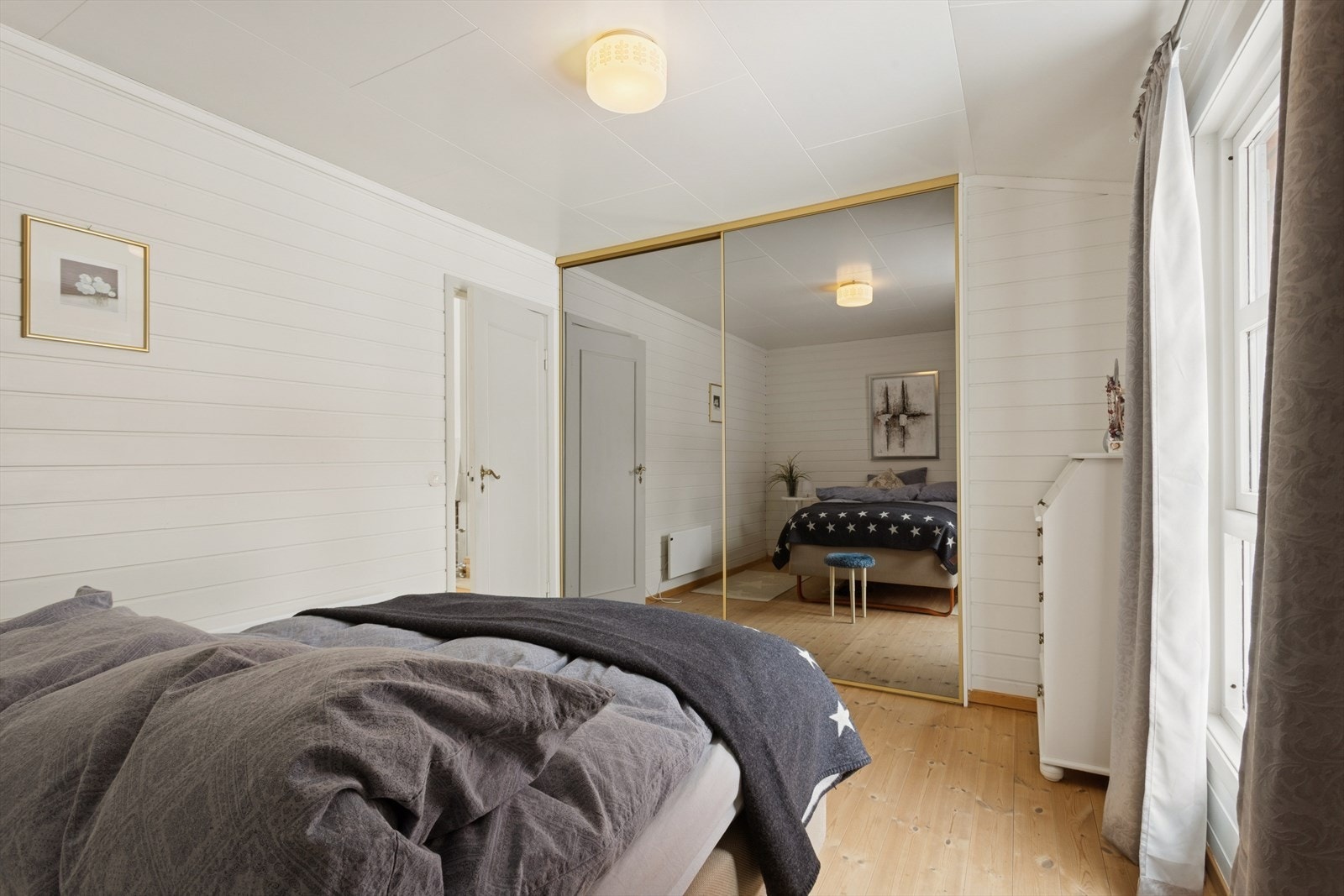 Det ene soverommet er utstyrt med en stor garderobeløsning med speilfronter. Galleribilde
