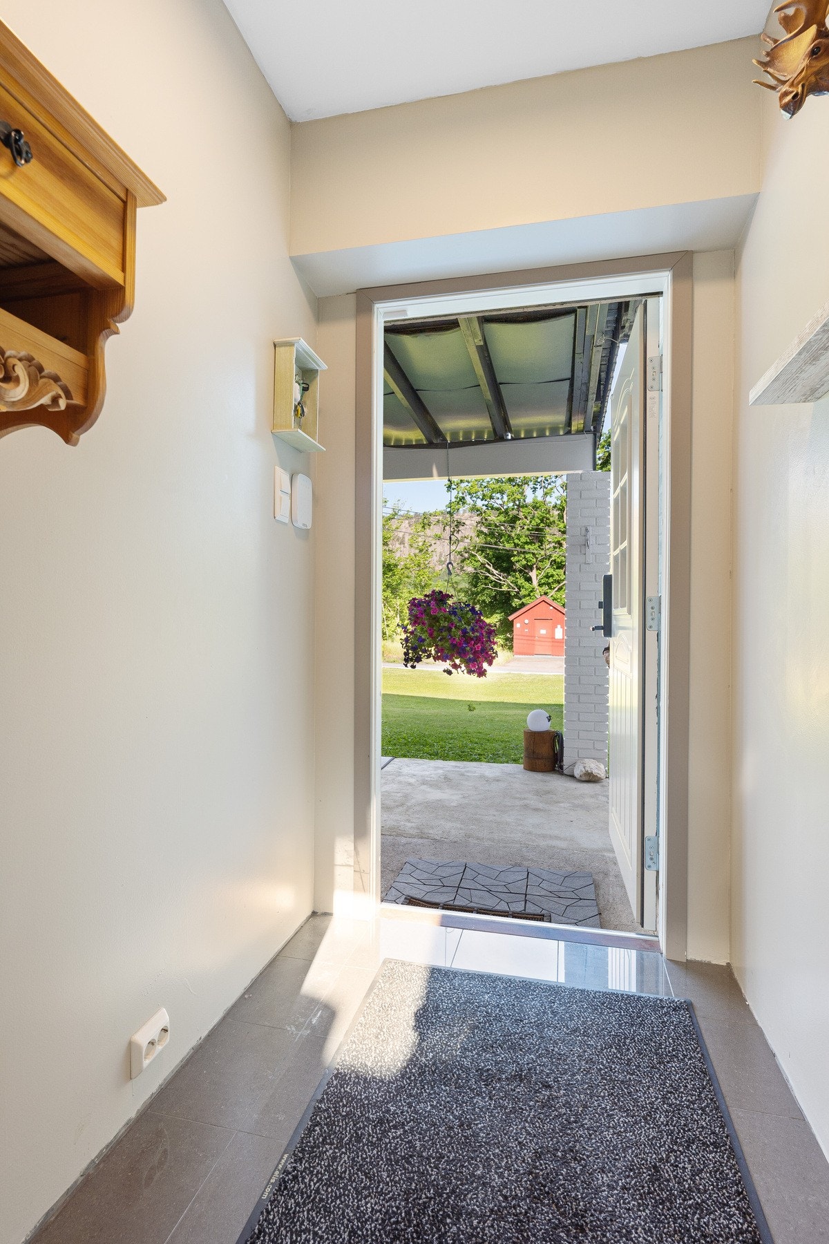 Inngangspartiet er overbygget. I entreen er det plass til å henge av seg ytterklær og sette fra seg sko. Galleribilde