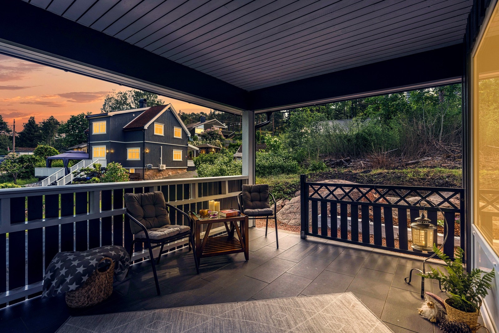 Det er utgang til uteplassen på baksiden av boligen fra terrassen. Galleribilde