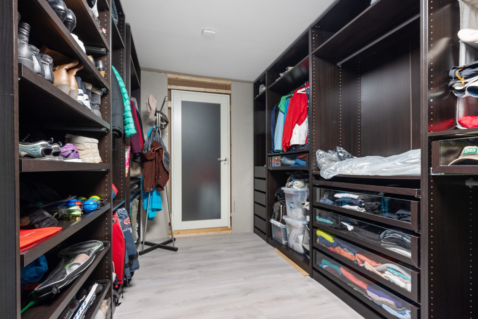 Dette garderoberommet er en drøm for en barnefamilie. Her kan alt av sko, utstyr og ytterklær samles. Galleribilde