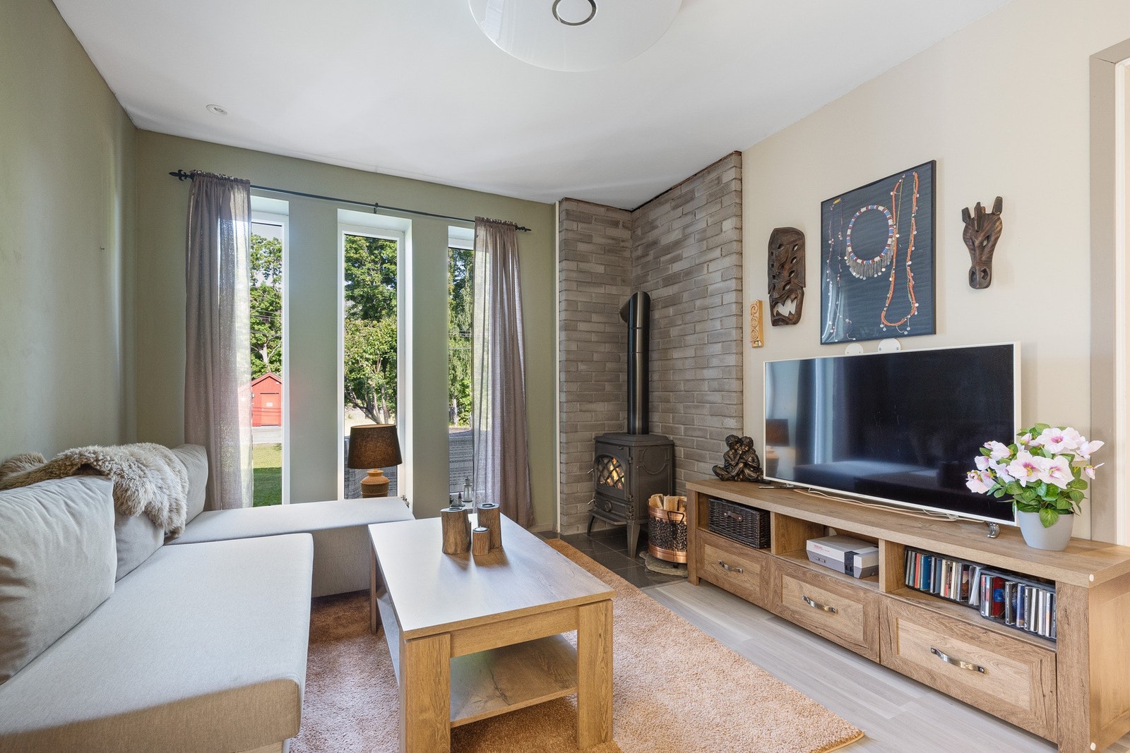 Her kan barna henge med venner og se på TV. Det er også en peisovn her. Galleribilde