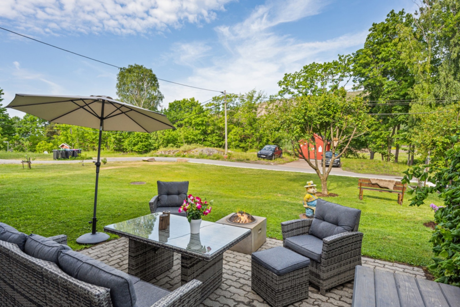 Nyt varme sommerdager i hagen. Galleribilde