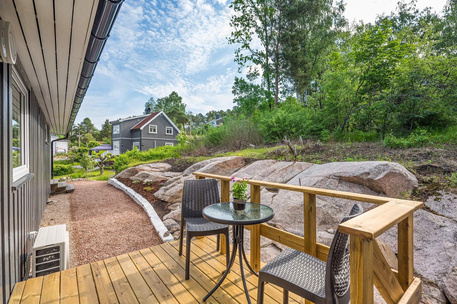 På baksiden er det laget en uteplass. Denne var ny i 2024. Galleribilde