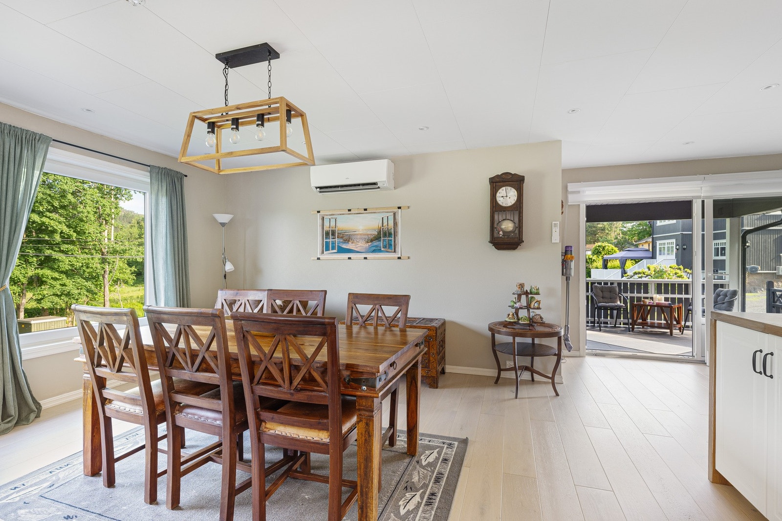 Spisestuen lar seg enkelt møbleres med langbord, perfekt for den som er glad i å invitere gjester. Galleribilde