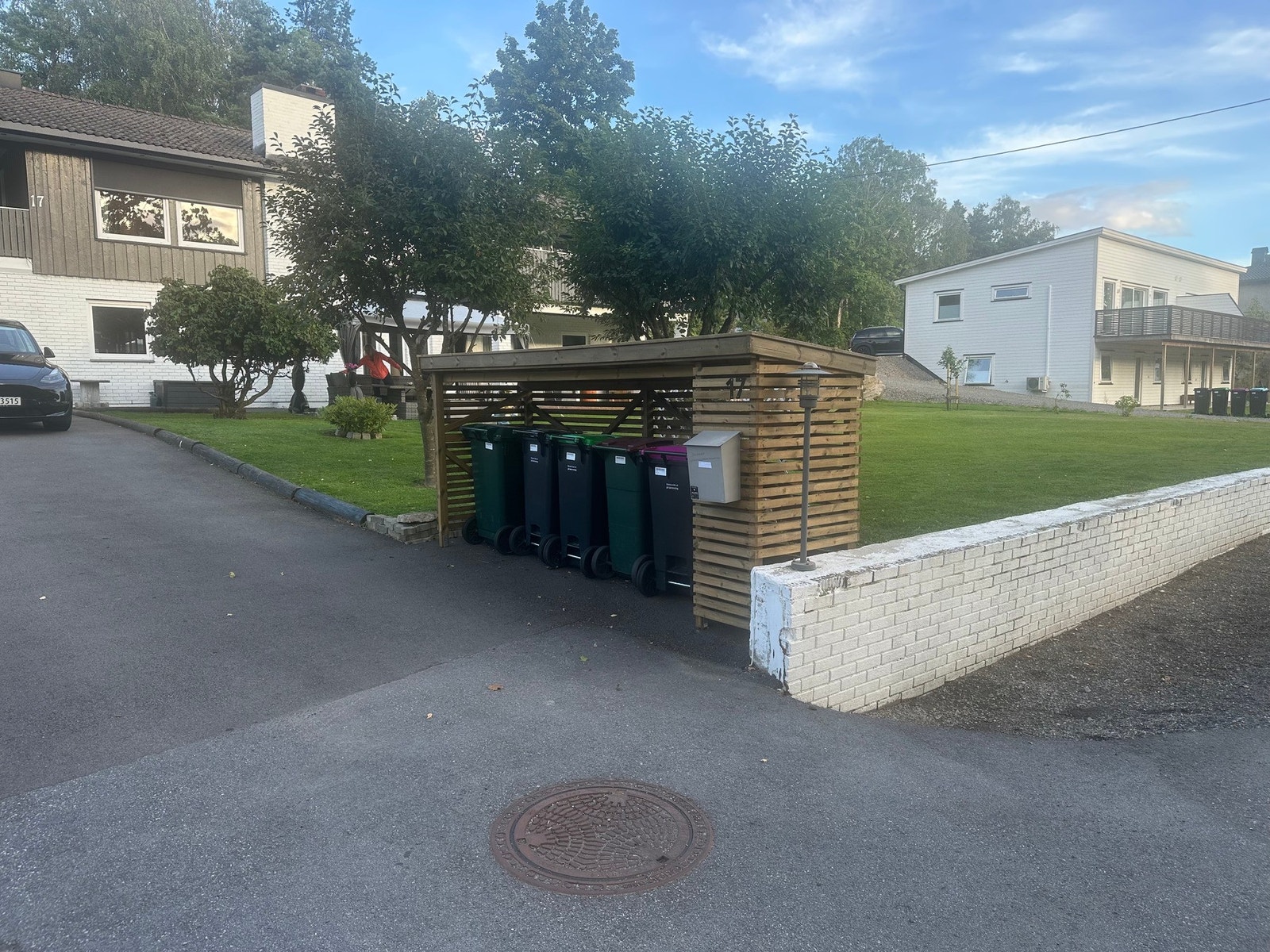 Nytt søppelskur og postkasse på egen tomt. Galleribilde