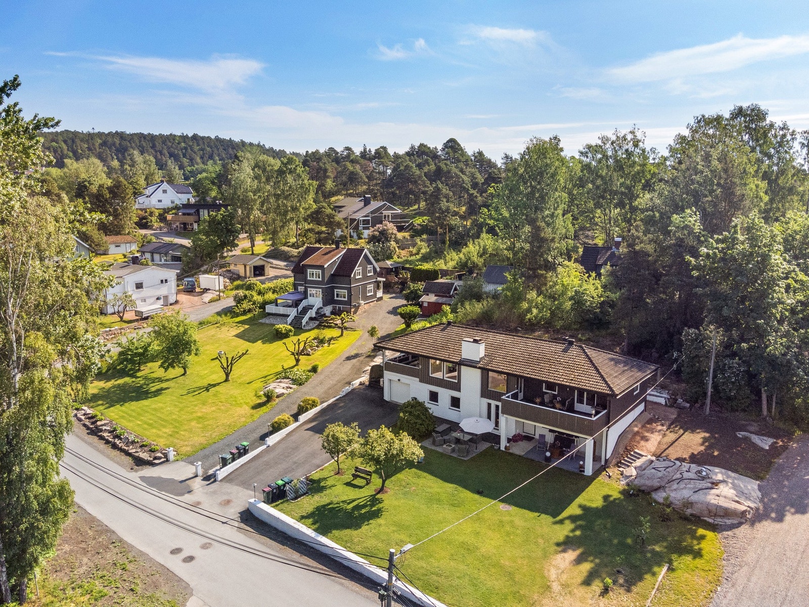 Det ble asfaltert på gårdsplassen og frem til inngangspartiet i 2023. Hele huset ble malt utvendig i 2022/2023. Galleribilde