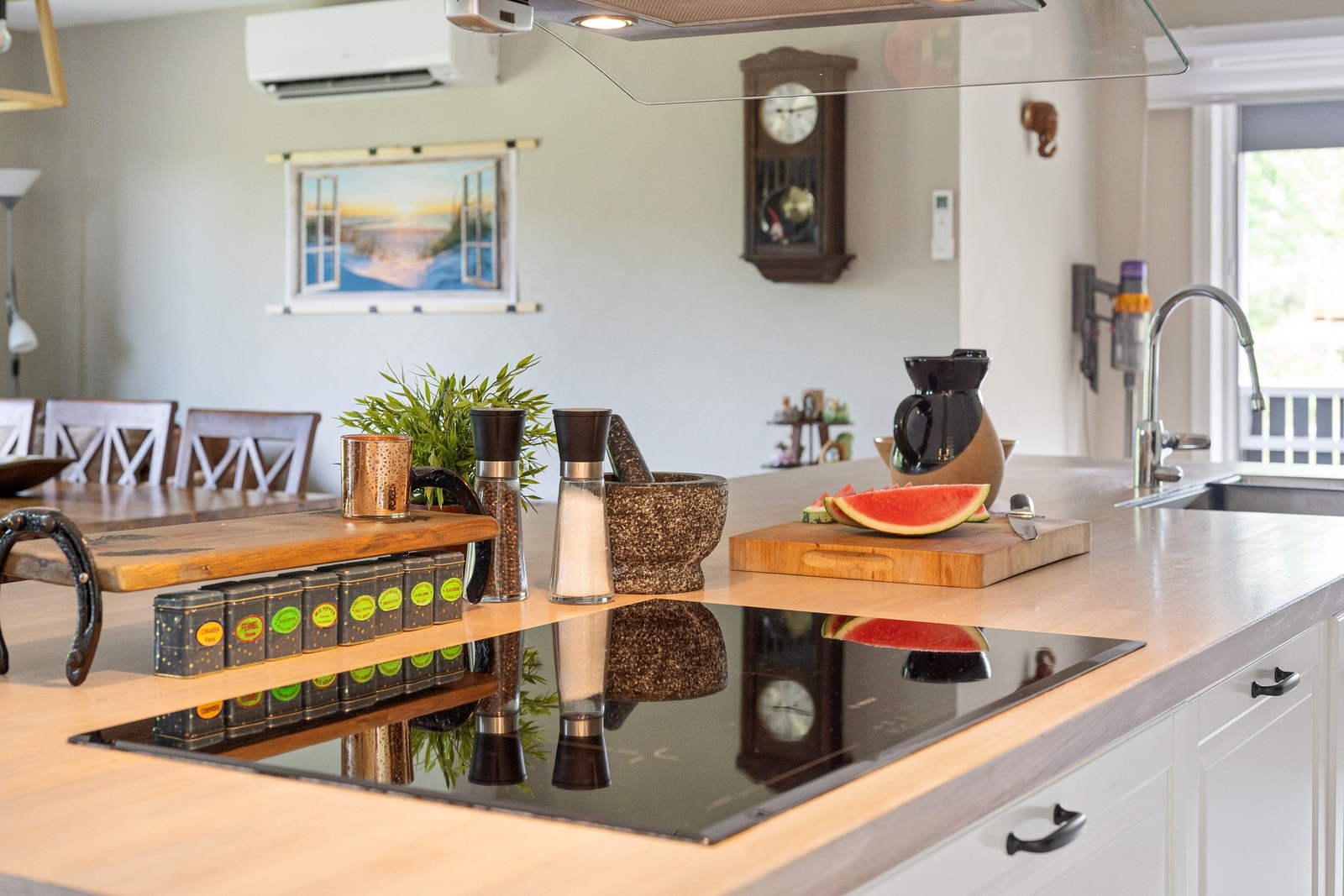 Kokken på kjøkkenet får fin kontakt med gjestene rundt bordet. Galleribilde