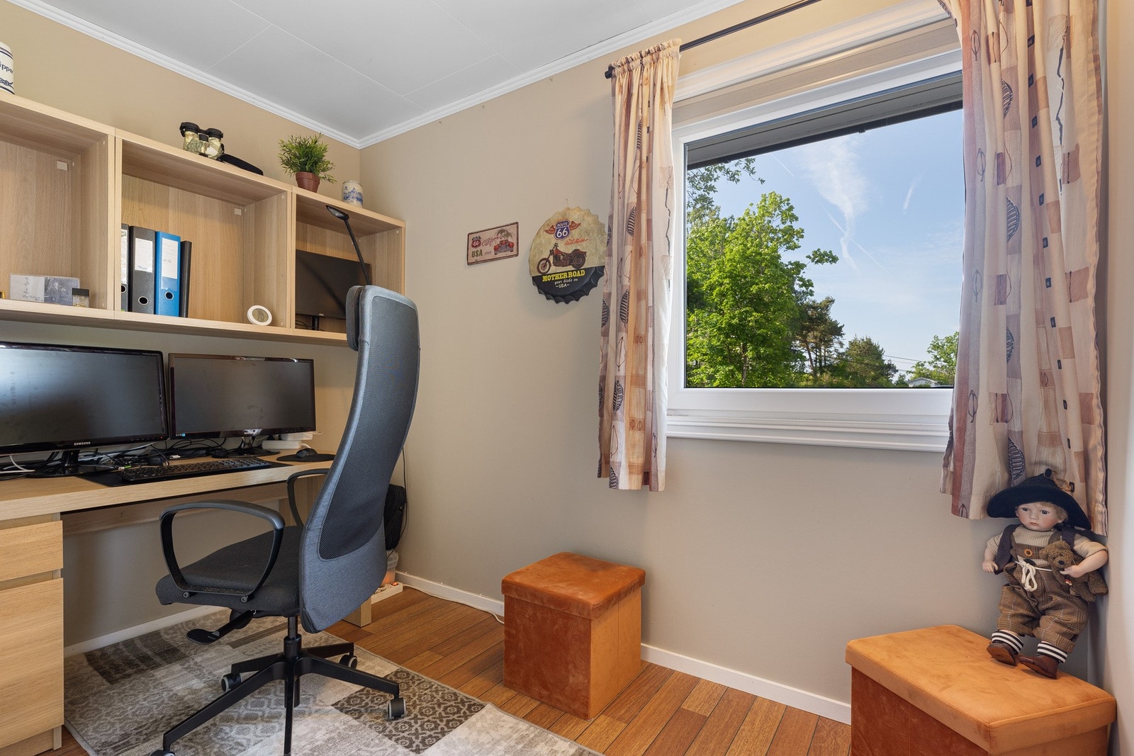 Innerst i gangen utenfor soverommene er det et hyggelig hjemmekontor. Galleribilde