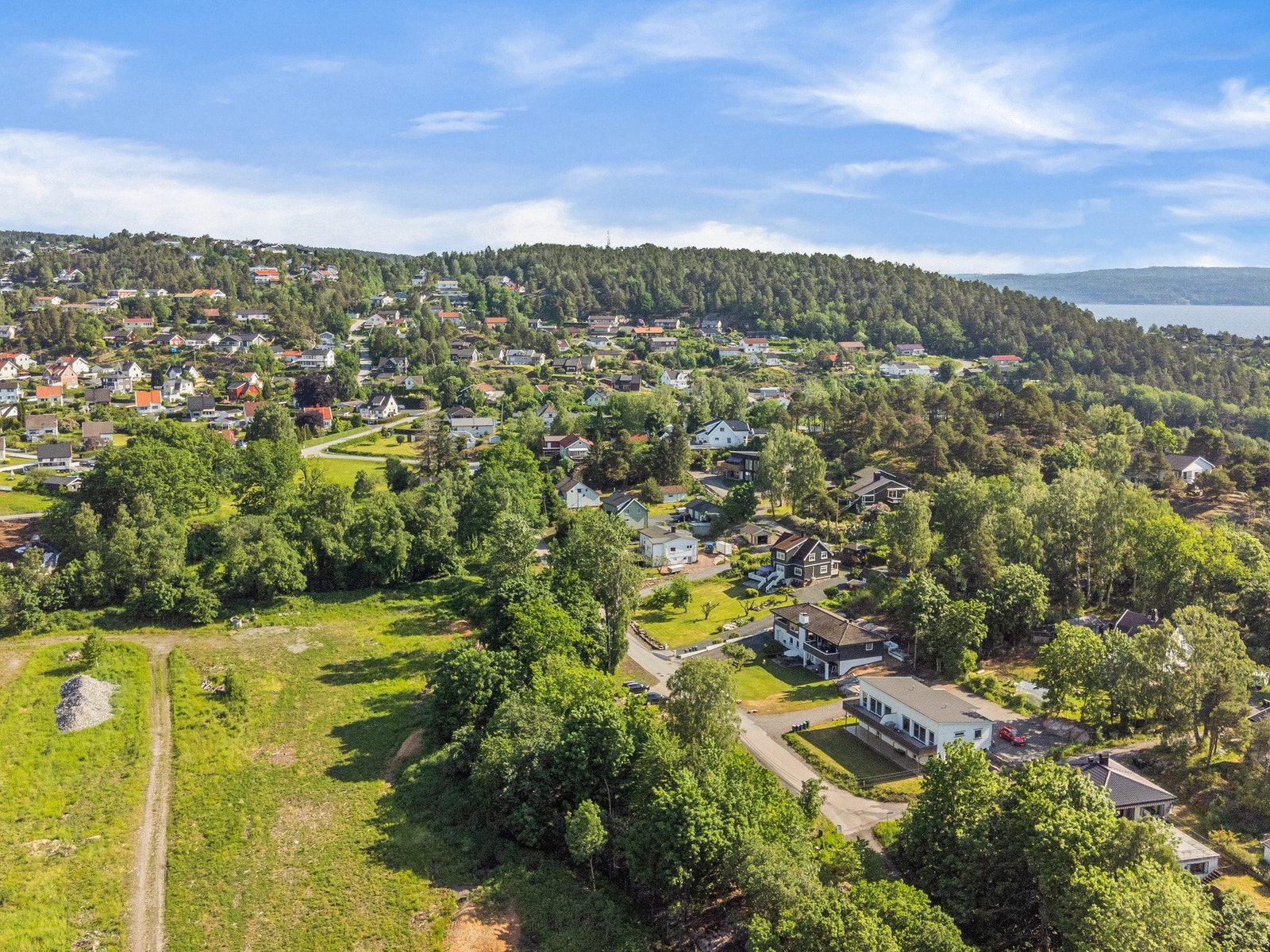 Området er landlig og boligen ligger i blindvei. Galleribilde