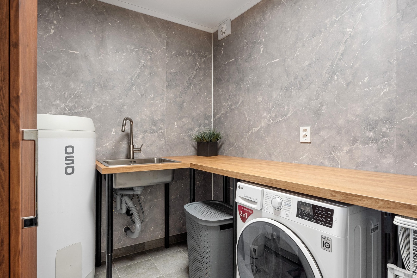 Eget vaskerom står høyt på mange familiers ønskeliste. Her er det god plass til å både brette, sortere og oppbevare klær. Rommet er byggemeldt som bod og er ikke godkjent for varig opphold. Galleribilde