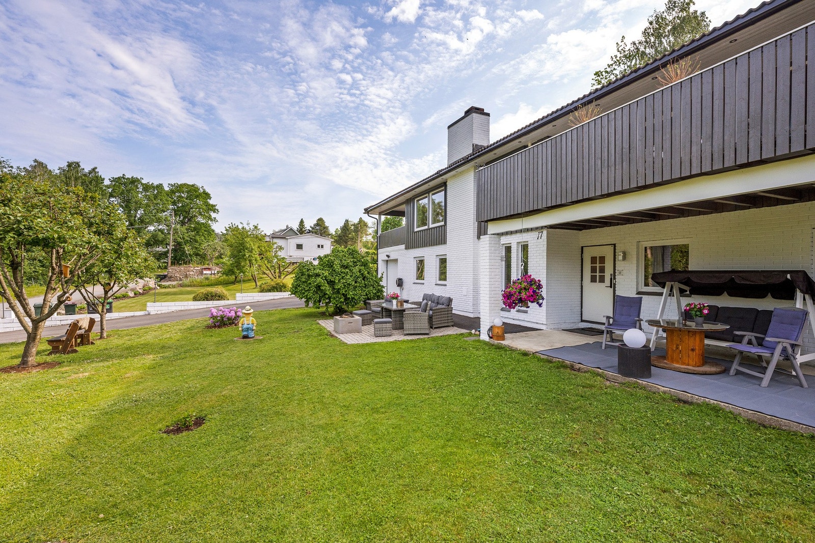 Denne boligen har en rekke uteplasser som gjør det enkelt å flytte seg etter solen, eller finne et sted i le. Galleribilde