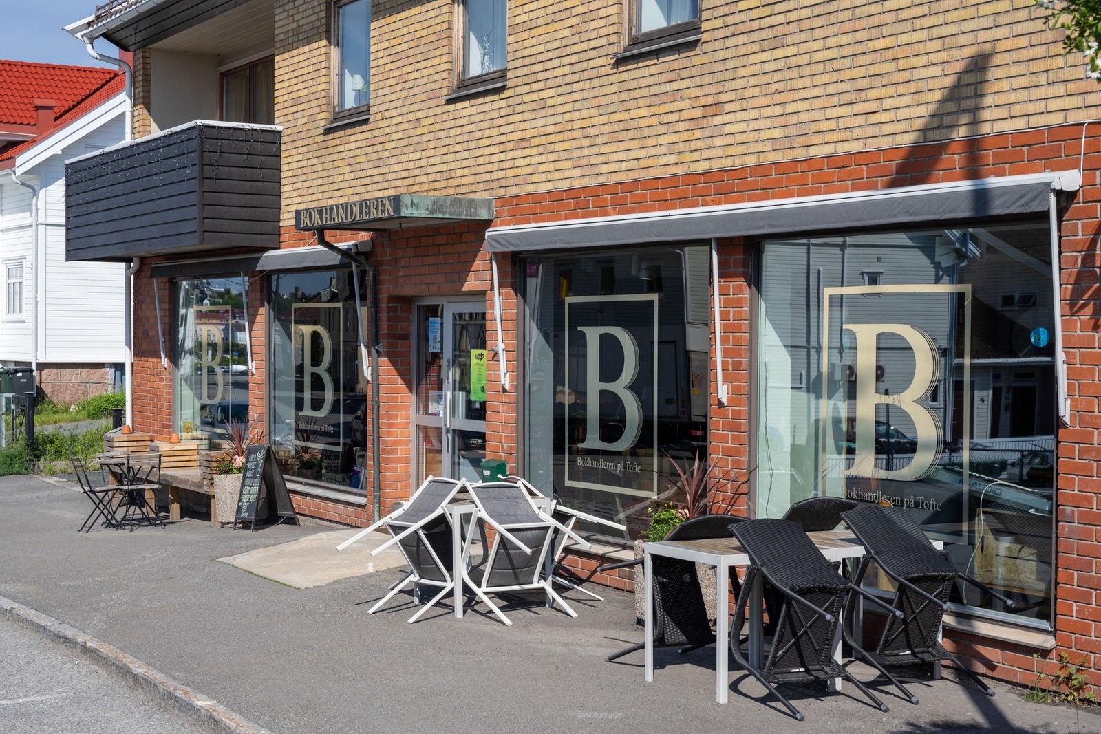 I Tofte finner du blant andre ting Bibliotek, vinmonopol, butikker, restauranter. Galleribilde