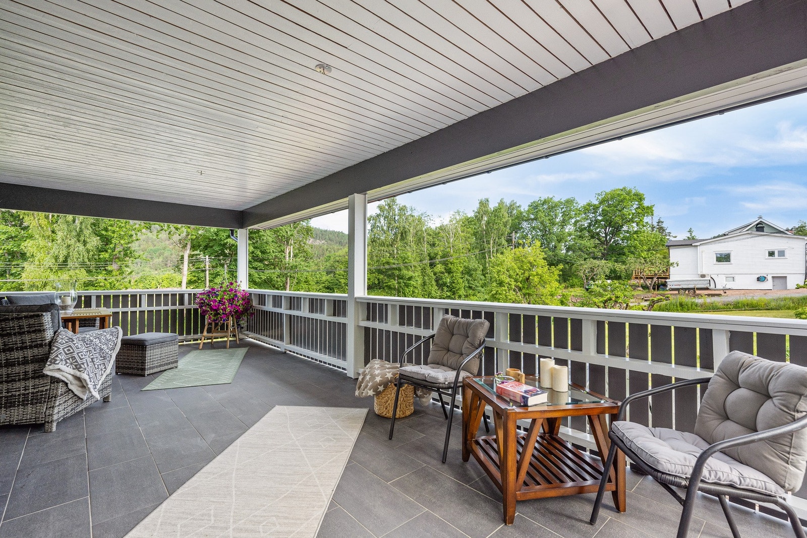 Terrassen er overbygget og god plass til utemøbler. Galleribilde